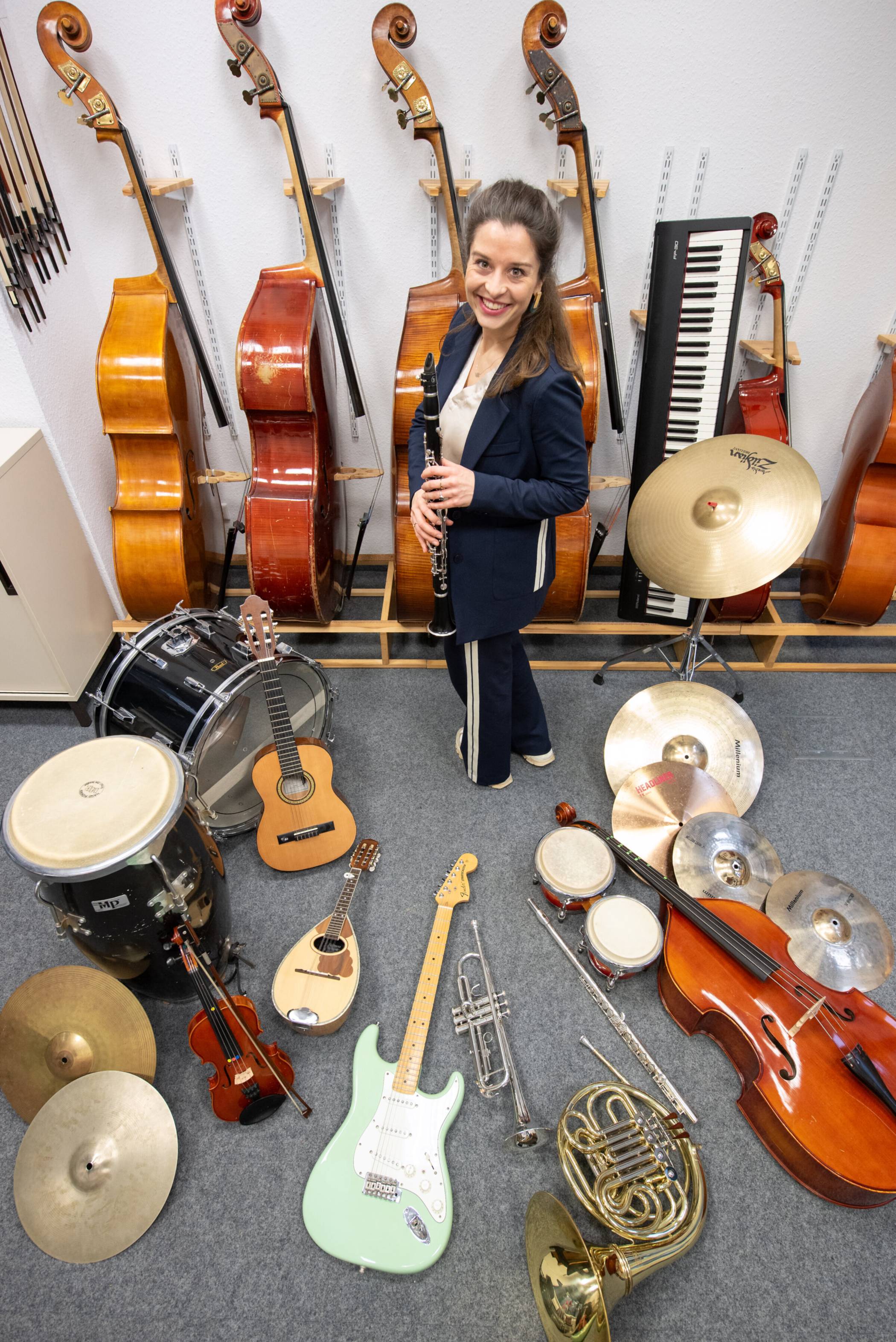 Julia Berg im Instrumentenraum der Bergischen...