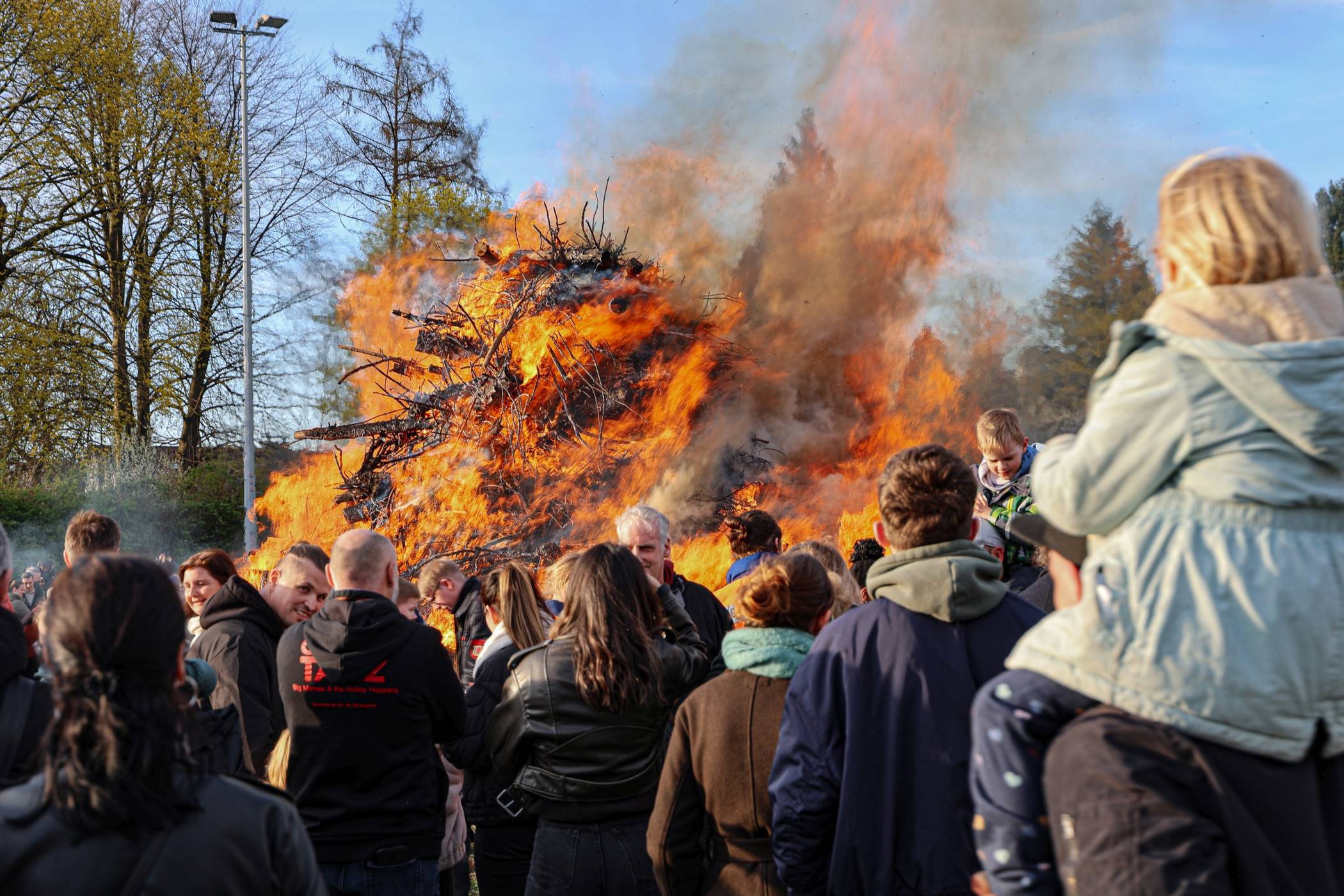  Bei bestem Wetter zog das Osterfeuer wieder viele Besucherinnen und Besucher an. 