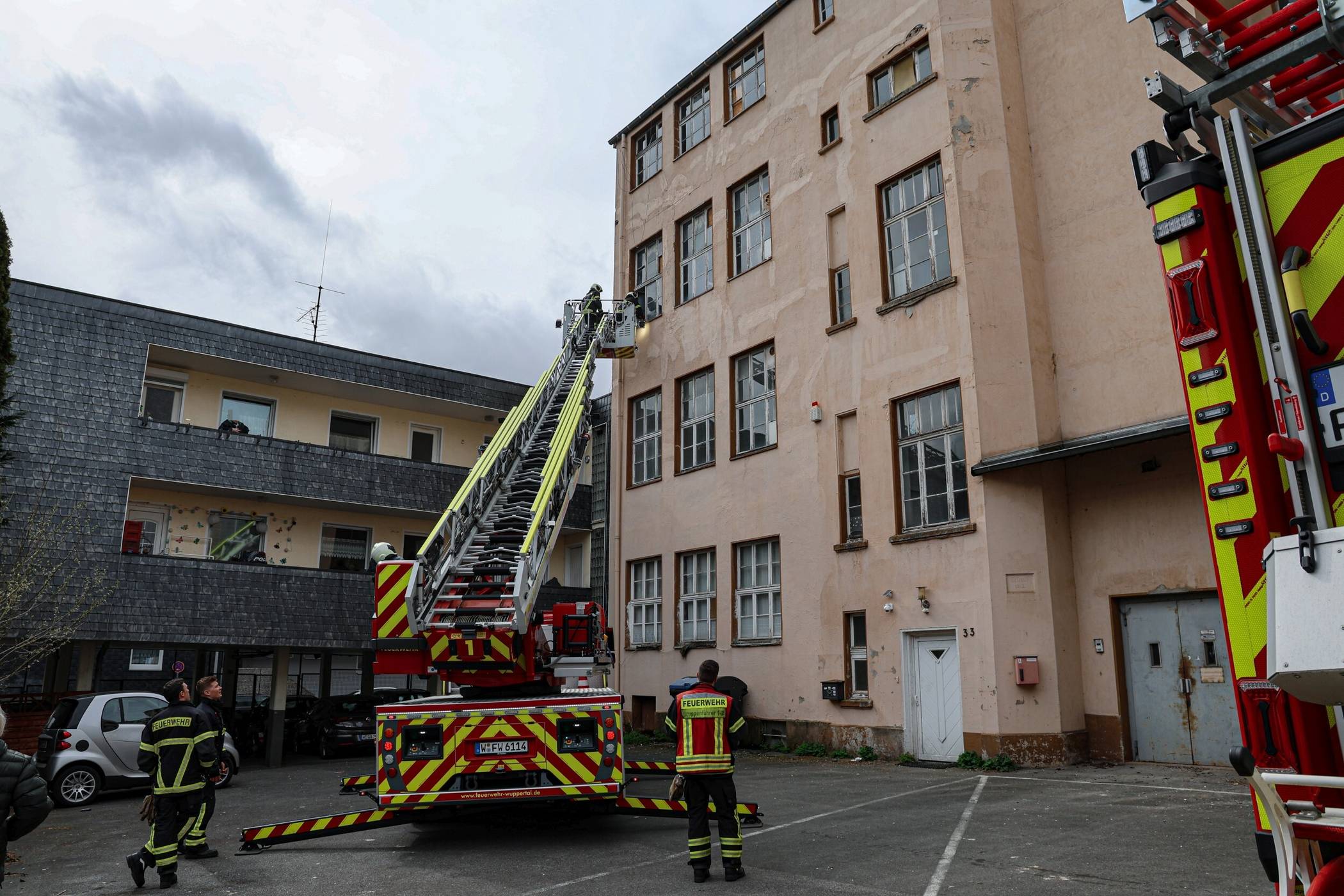 Die Feuerwehr rückte mit einer Drehleiter an.