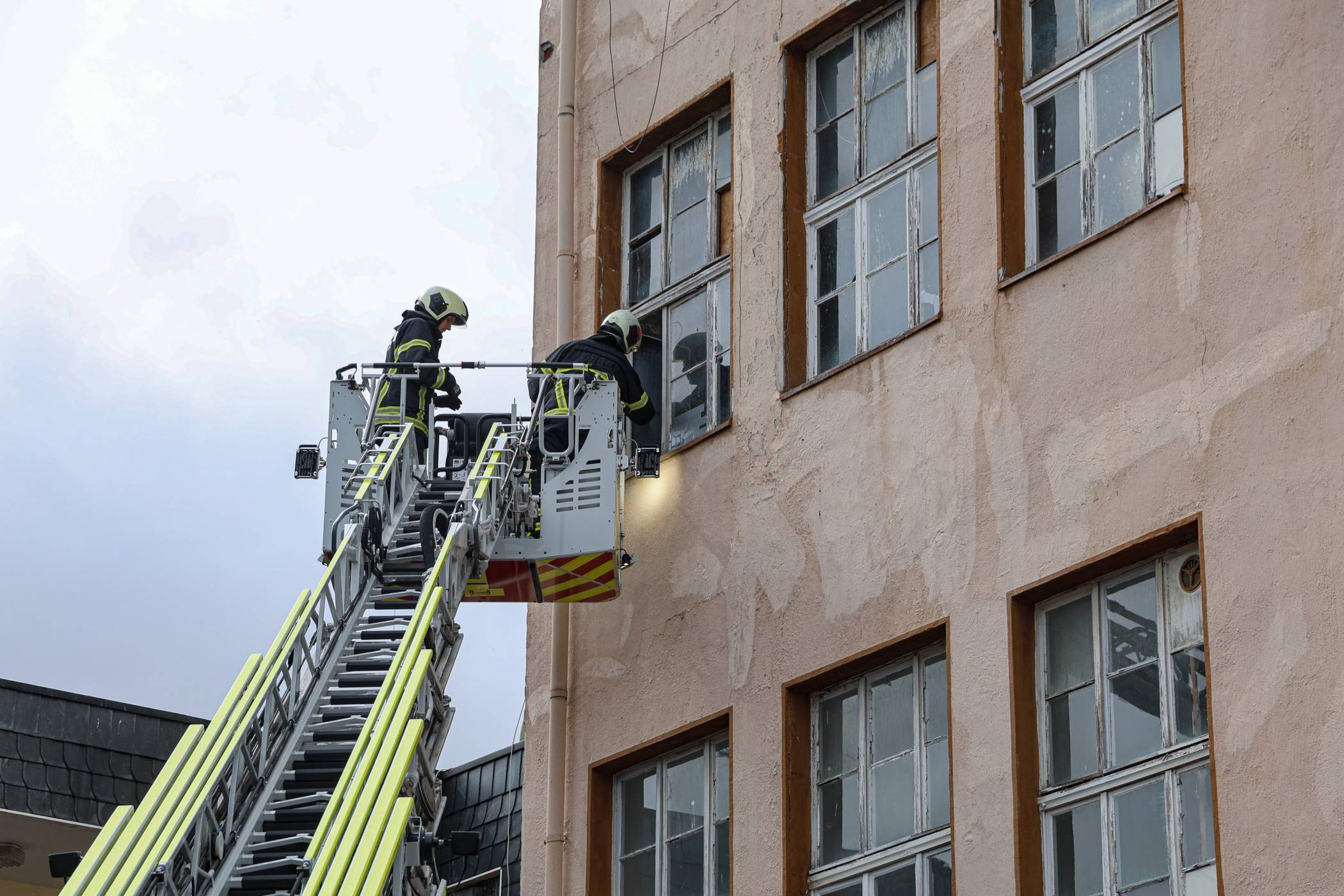  Die Einsatzkräfte holten die Tauben aus dem Gebäude und verschlossen danach das Fenster. 