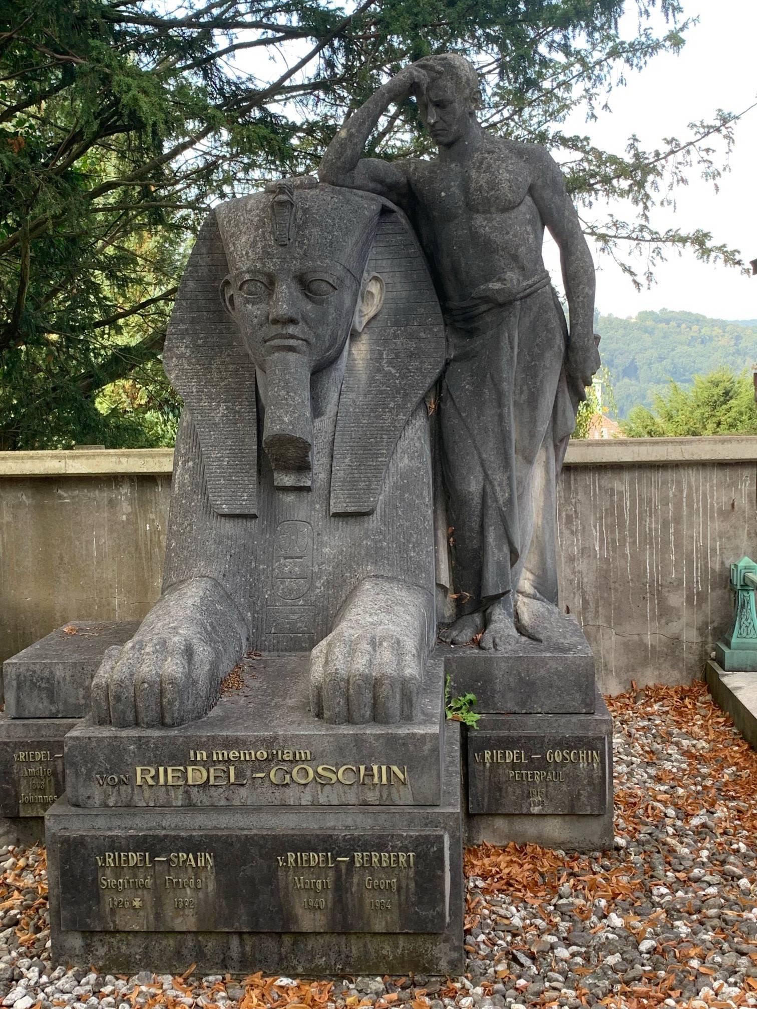Das Grab mit der Sphinx.