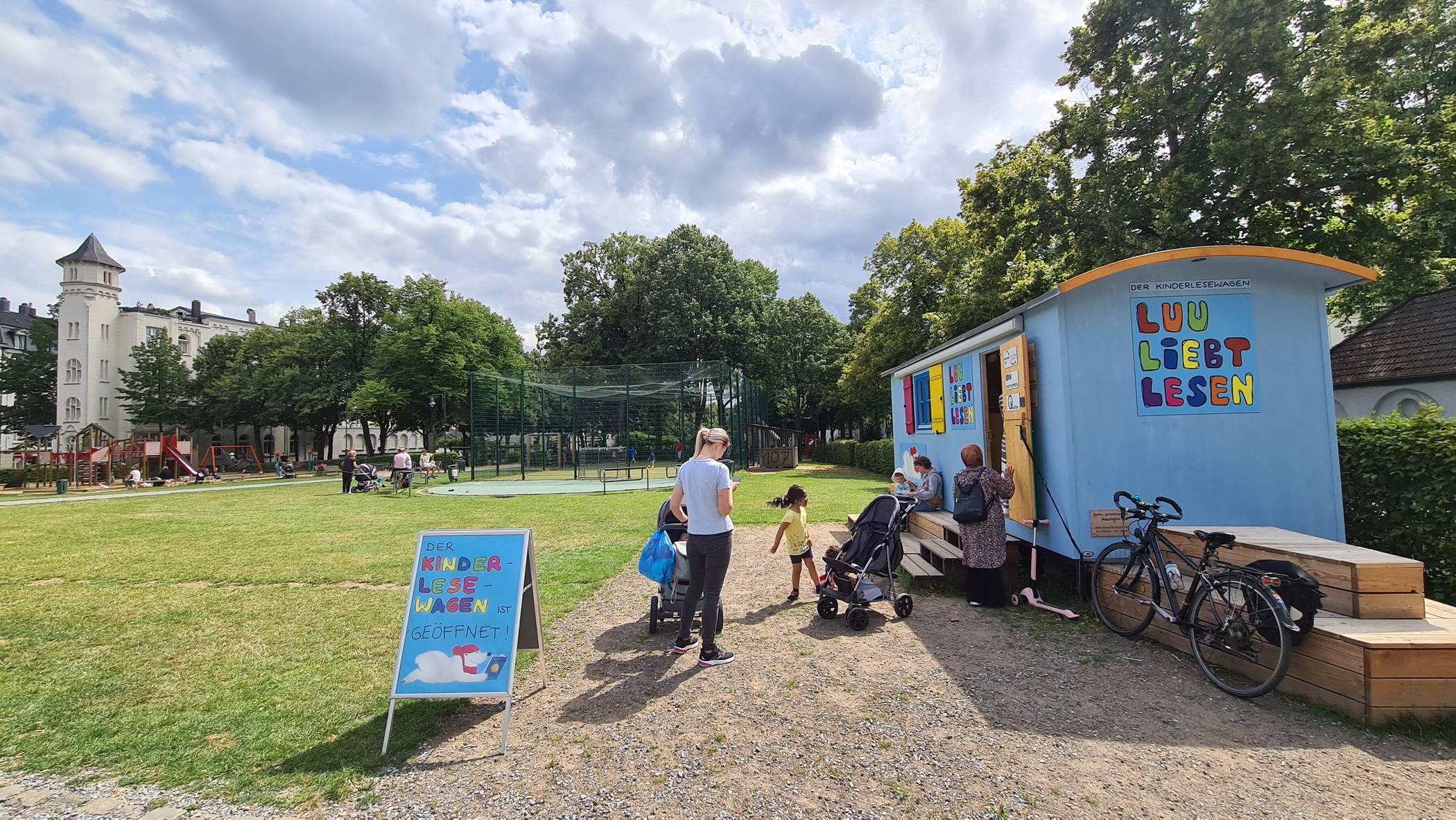  Der Platz der Republik mit dem Kinderlesewagen. 
