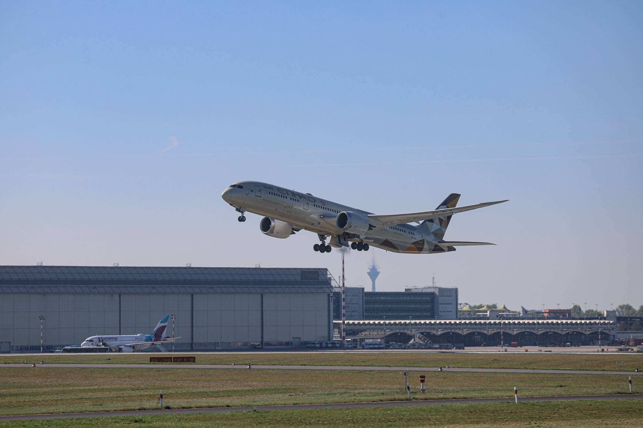  Eine von vielen Maschinen am Düsseldorfer Flughafen. 