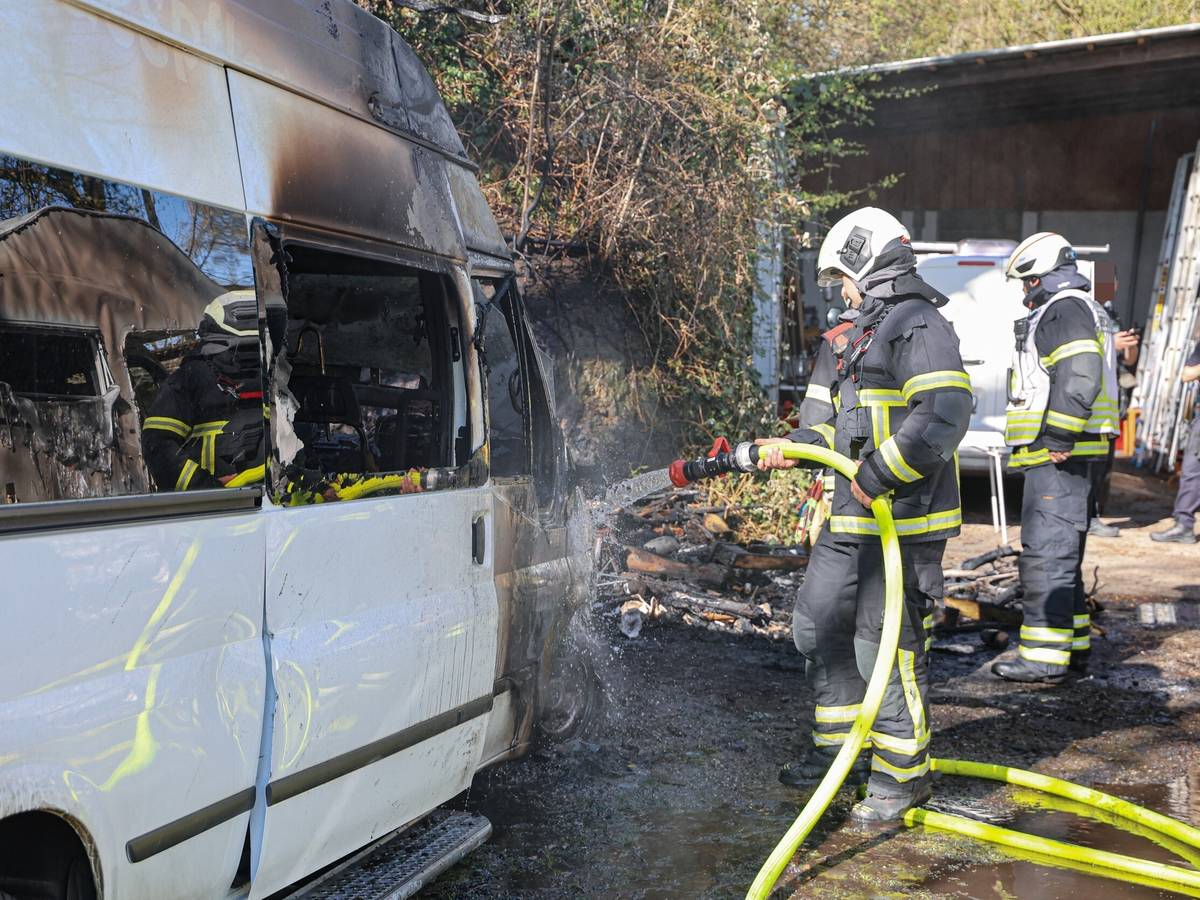 Feuerwehr löscht brennendes Wohnmobil