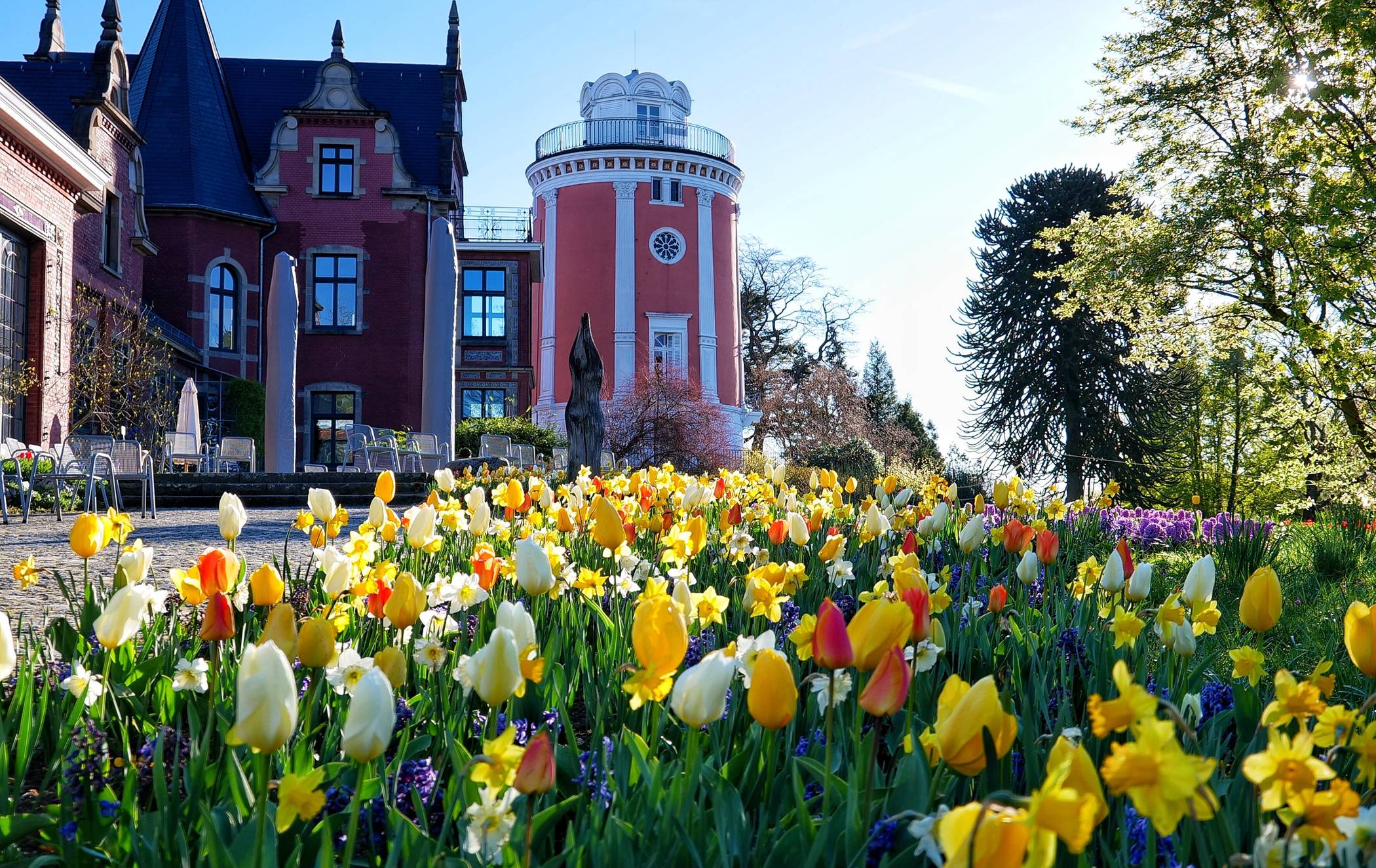  Die Villa Eller und der Elisenturm. 