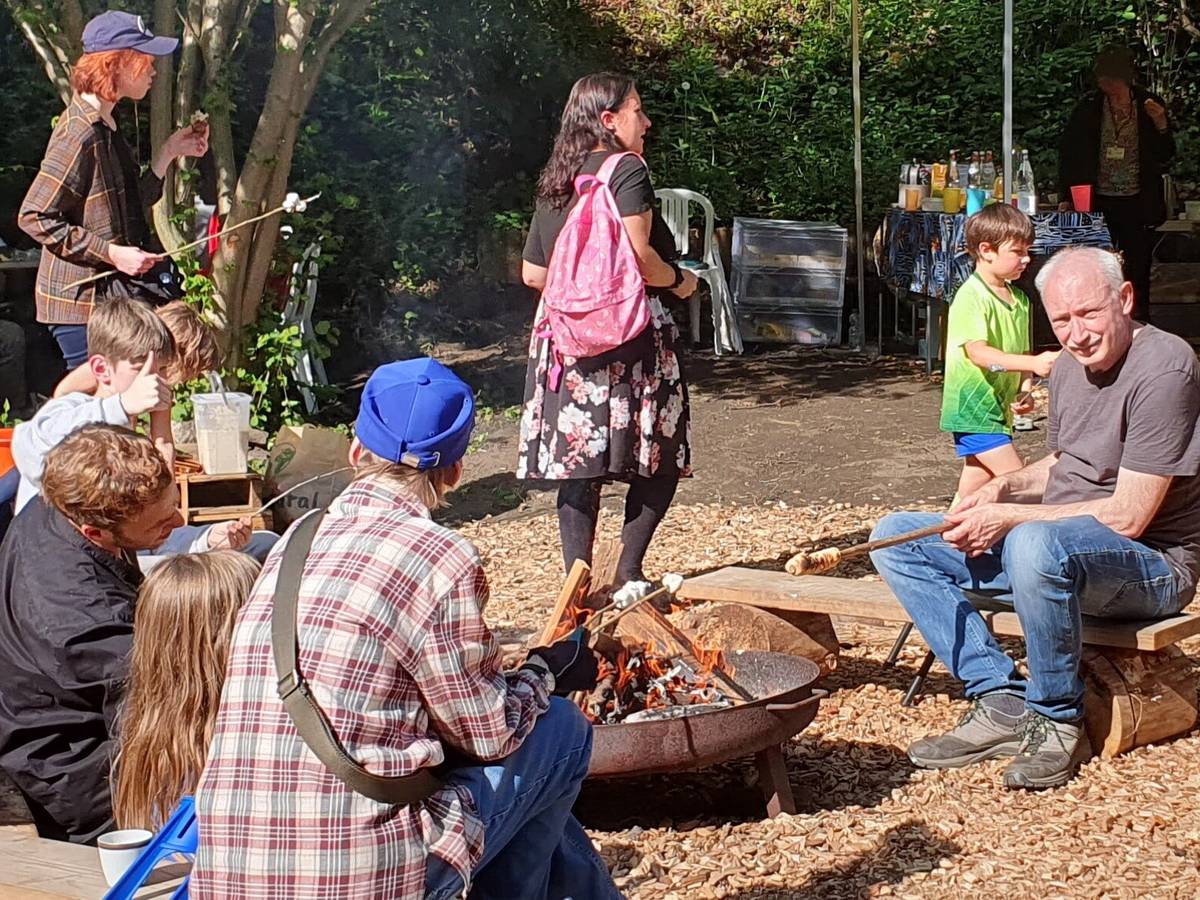 Lagerfeuer, Musik und Büfett im Garten der Religionen
