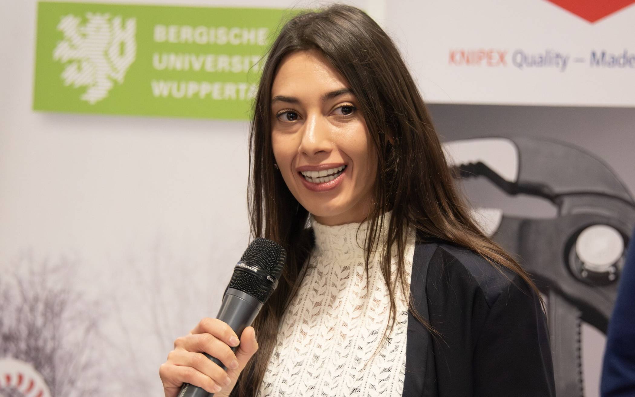  Leila Rudzki ist seit 2022 wissenschaftliche Mitarbeiterin am Lehrstuhl Didaktik der visuellen Kommunikation. 