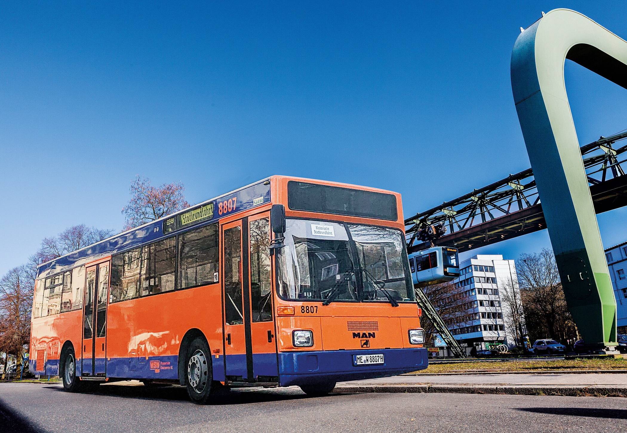  Der orange-blaue Oldtimerbus. 