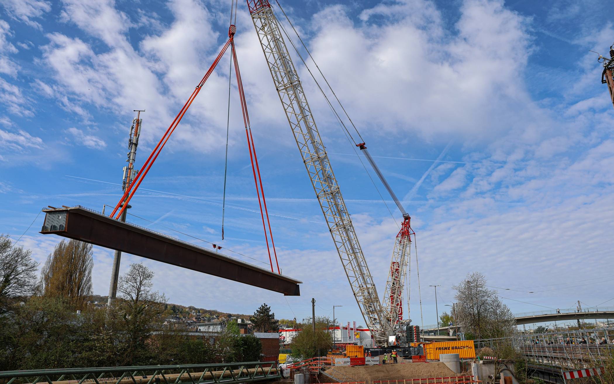Bilder: Montage der neuen Brücke Waldeckstraße