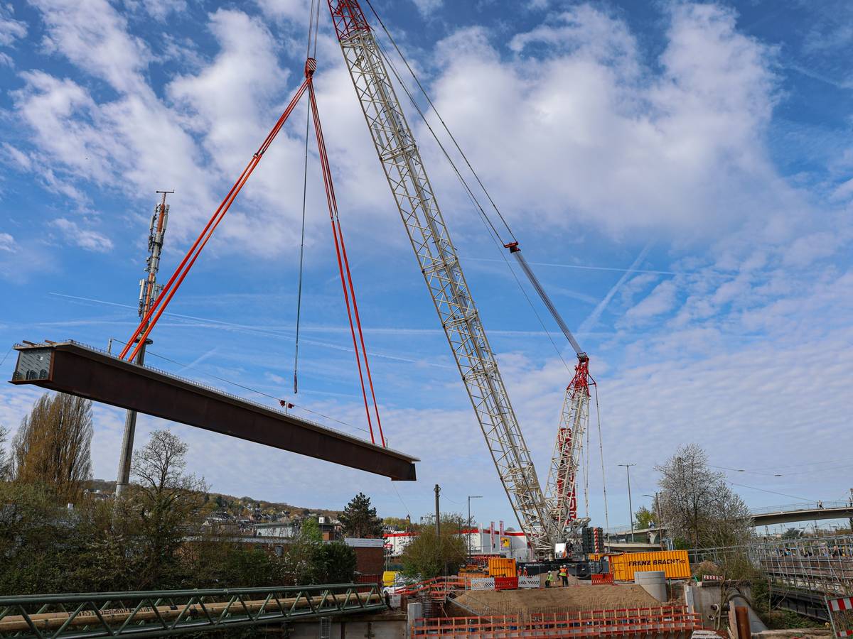 Montage der Brücke Waldeckstraße

