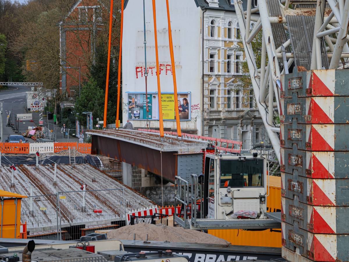 Impressionen: Montage der neuen Brücke Waldeckstraße