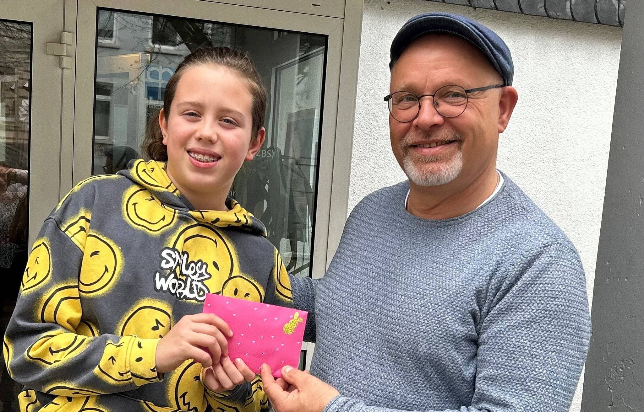 Mika bei der Übergabe mit Klaus Krampitz.