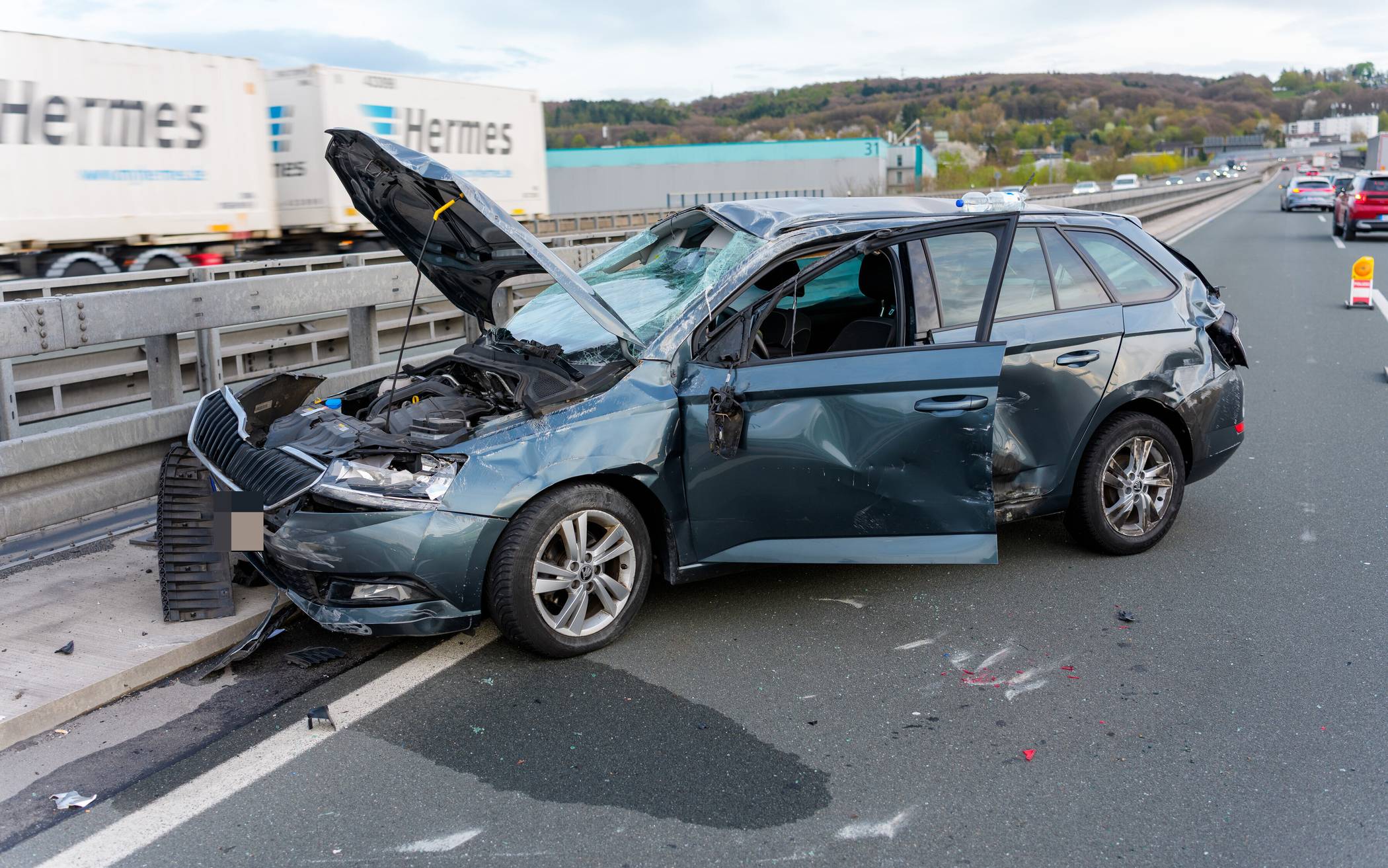 Der Wagen musste abgeschleppt werden.