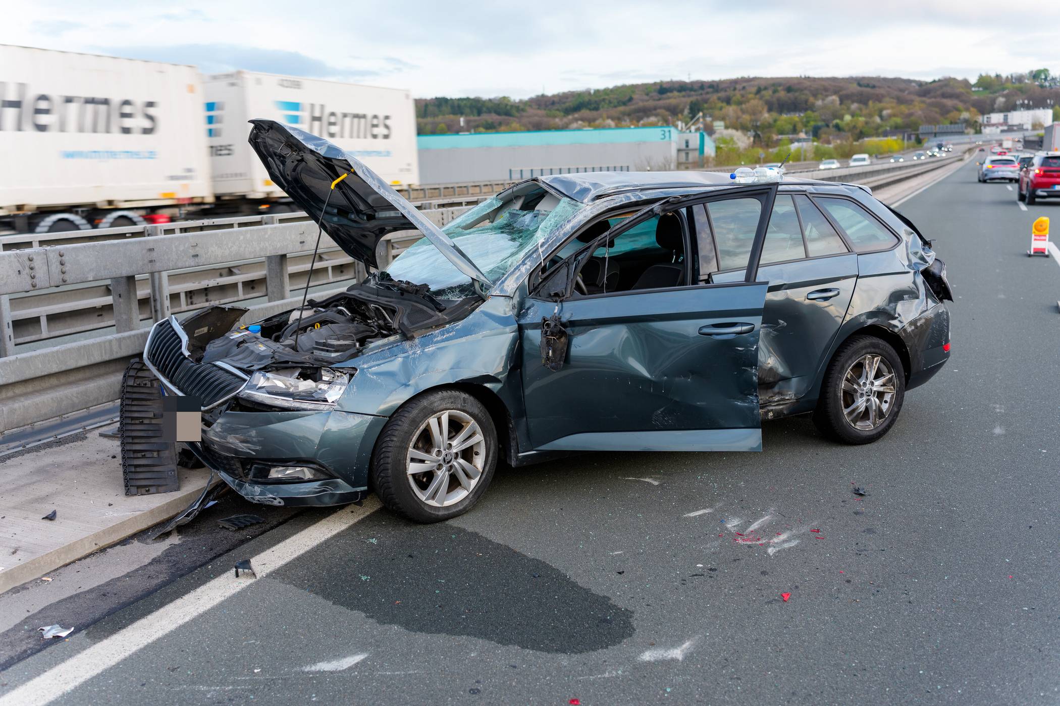 Der Wagen musste abgeschleppt werden.