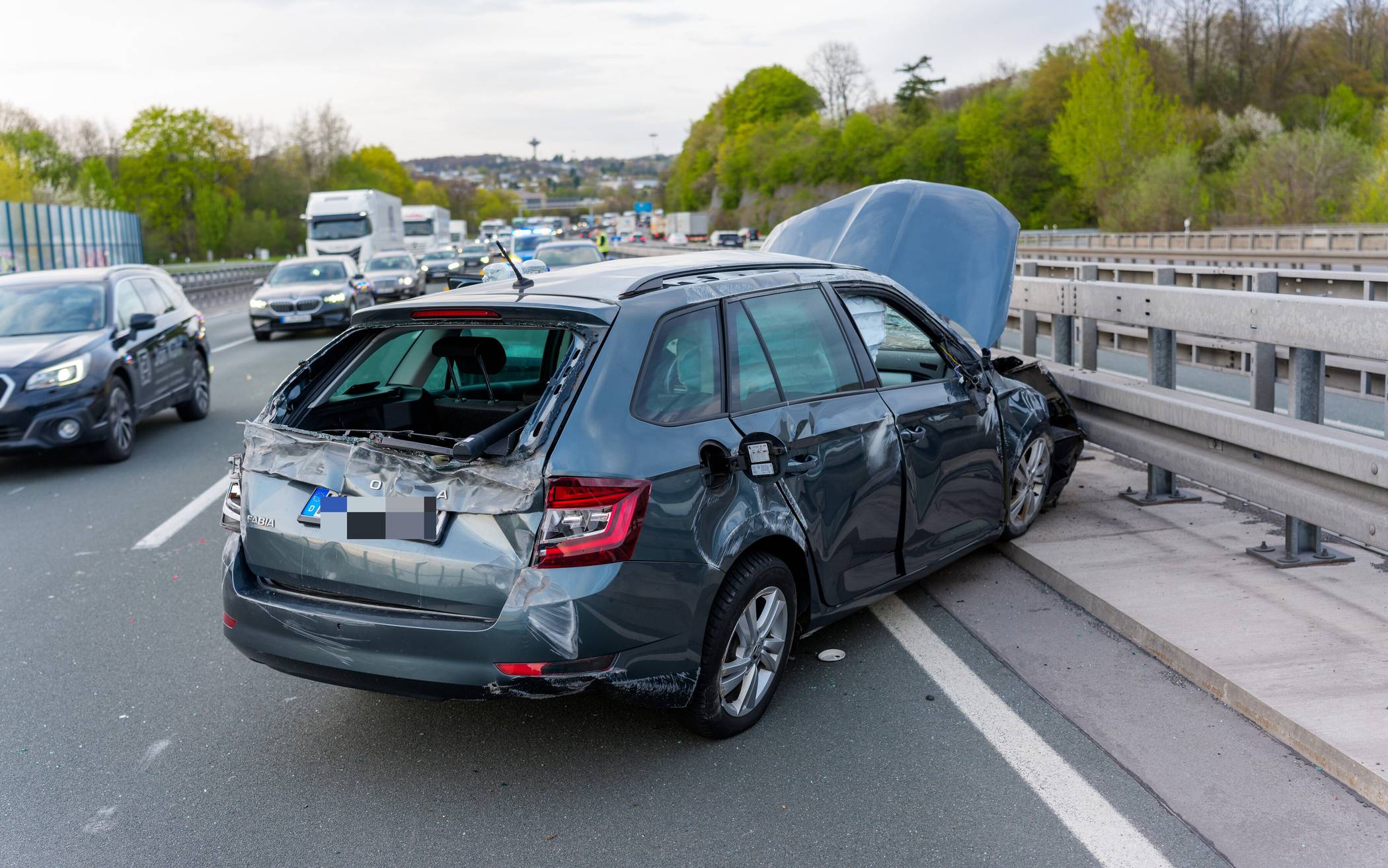 Bilder: Wagen überschlägt sich auf A1 in Wuppertal