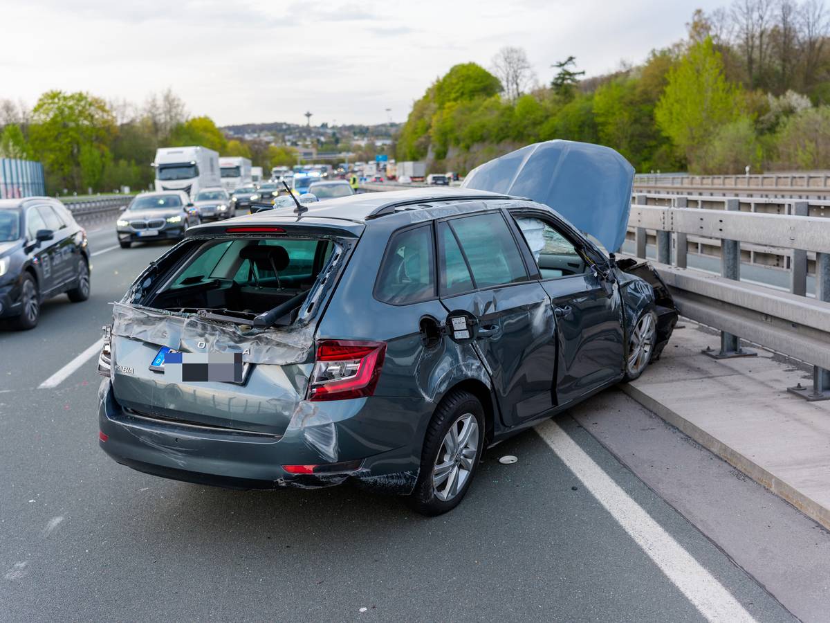Wagen überschlägt sich auf A1
