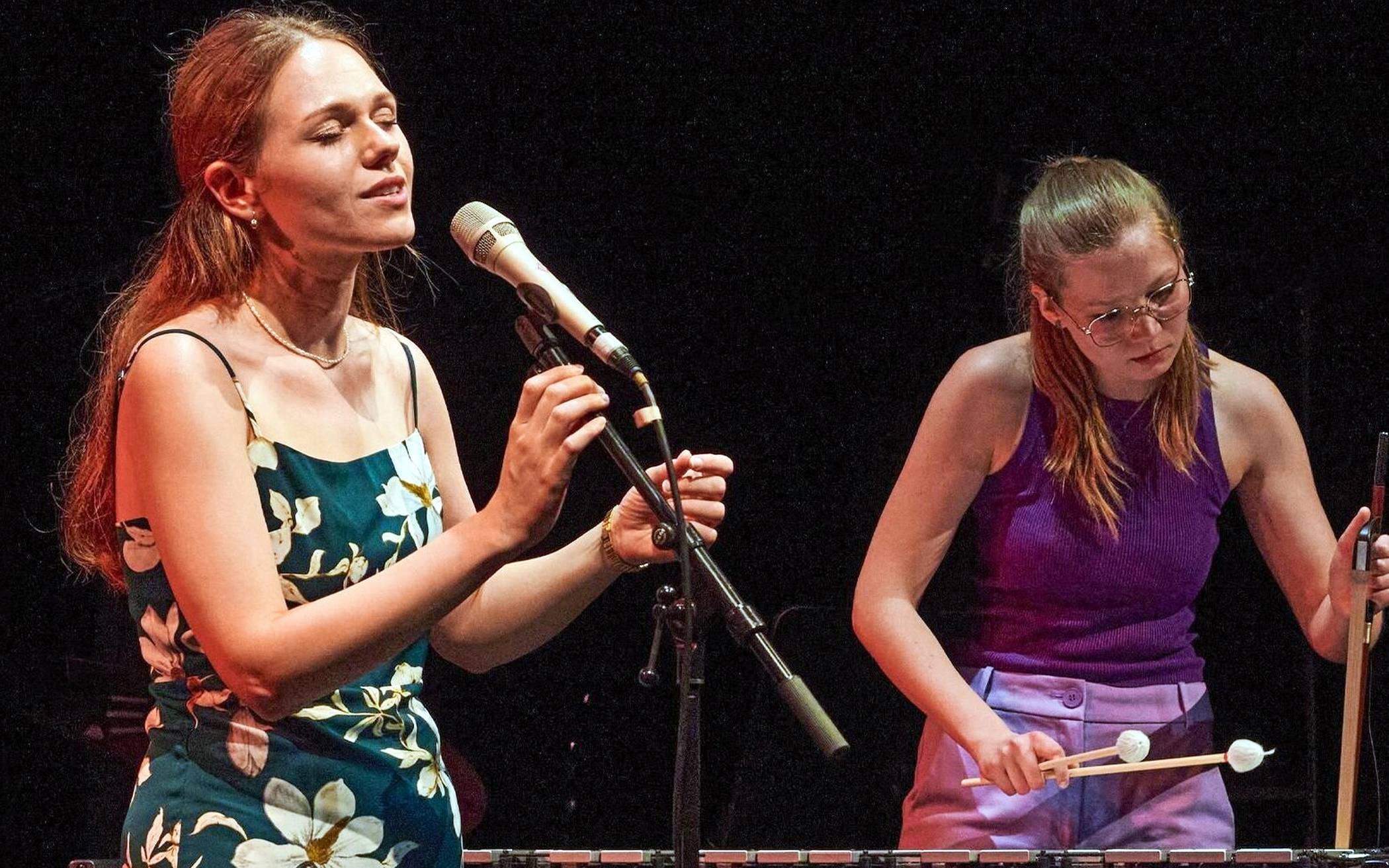  Anna-Karina Barthel (li.) und Carlotta Ribbe.  