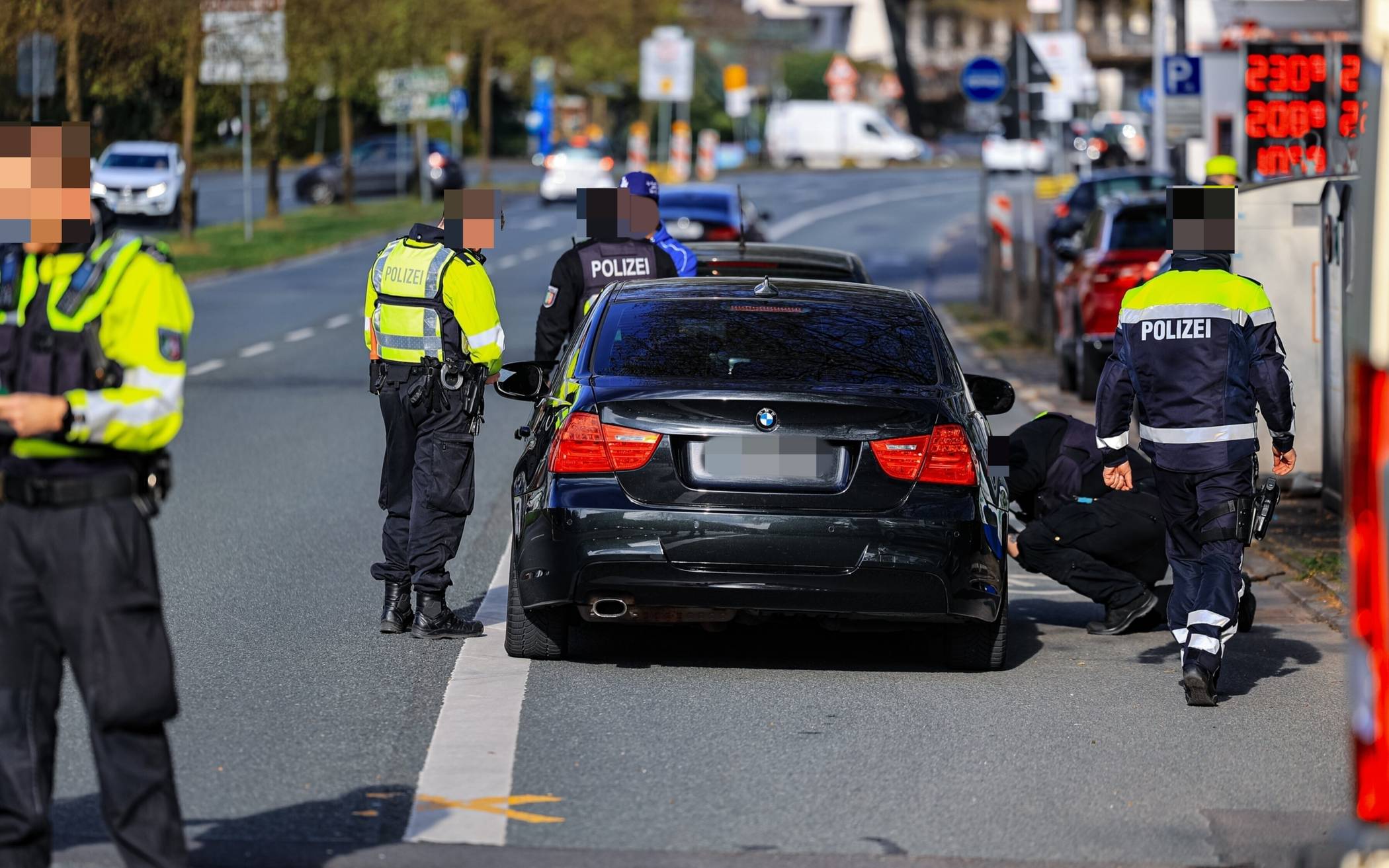 Achtstündige Polizei-Kontrollen in Barmen und Elberfeld
