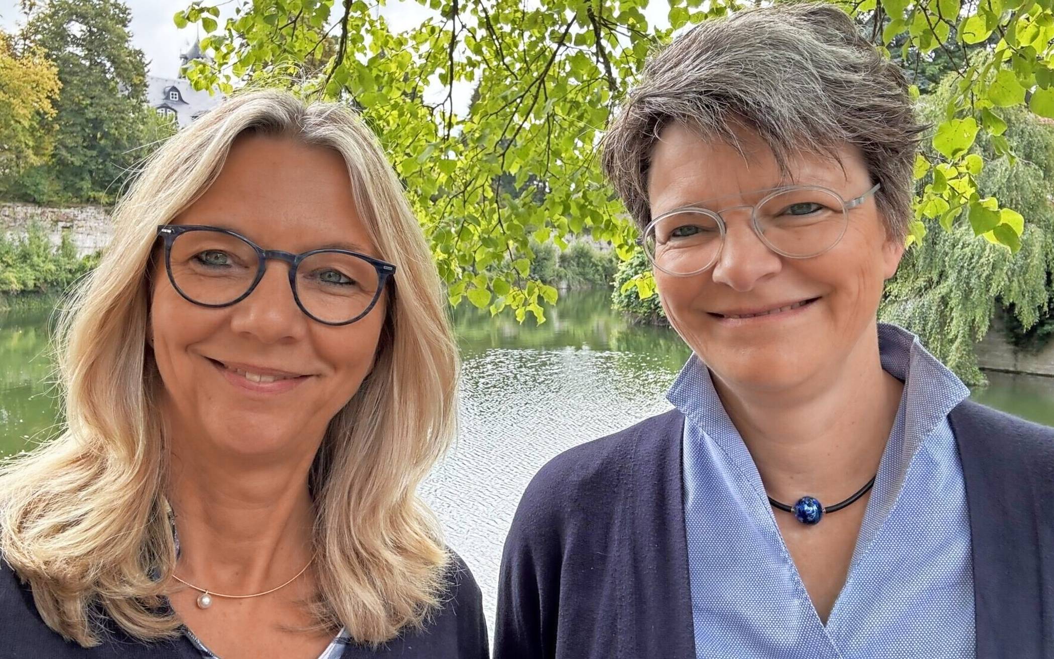 Die Schwestern Ute Sterr (links) und Almuth Salentijn haben sich gefragt: War unser Opa ein Kriegsverbrecher?  