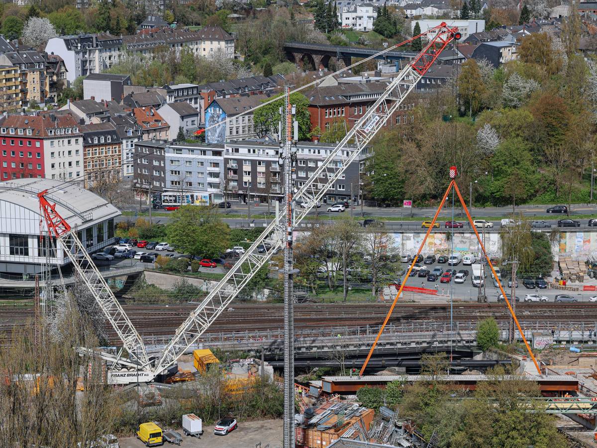 Video: 800-Tonnen-Kran an Brücke Waldeckstraße