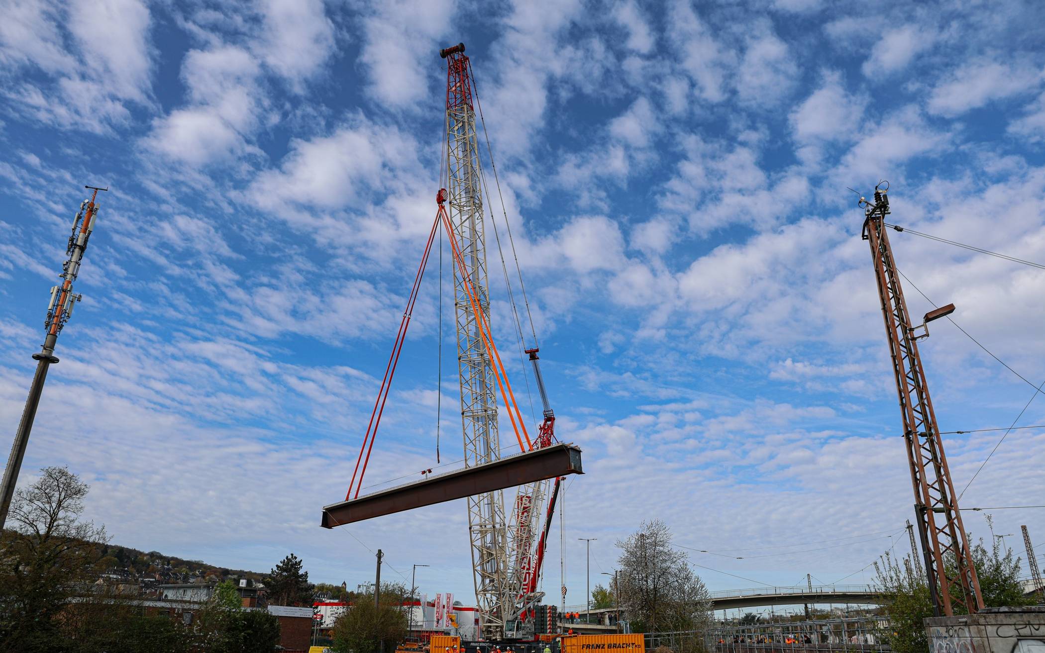 800-Tonnen-Kran an der Brücke
