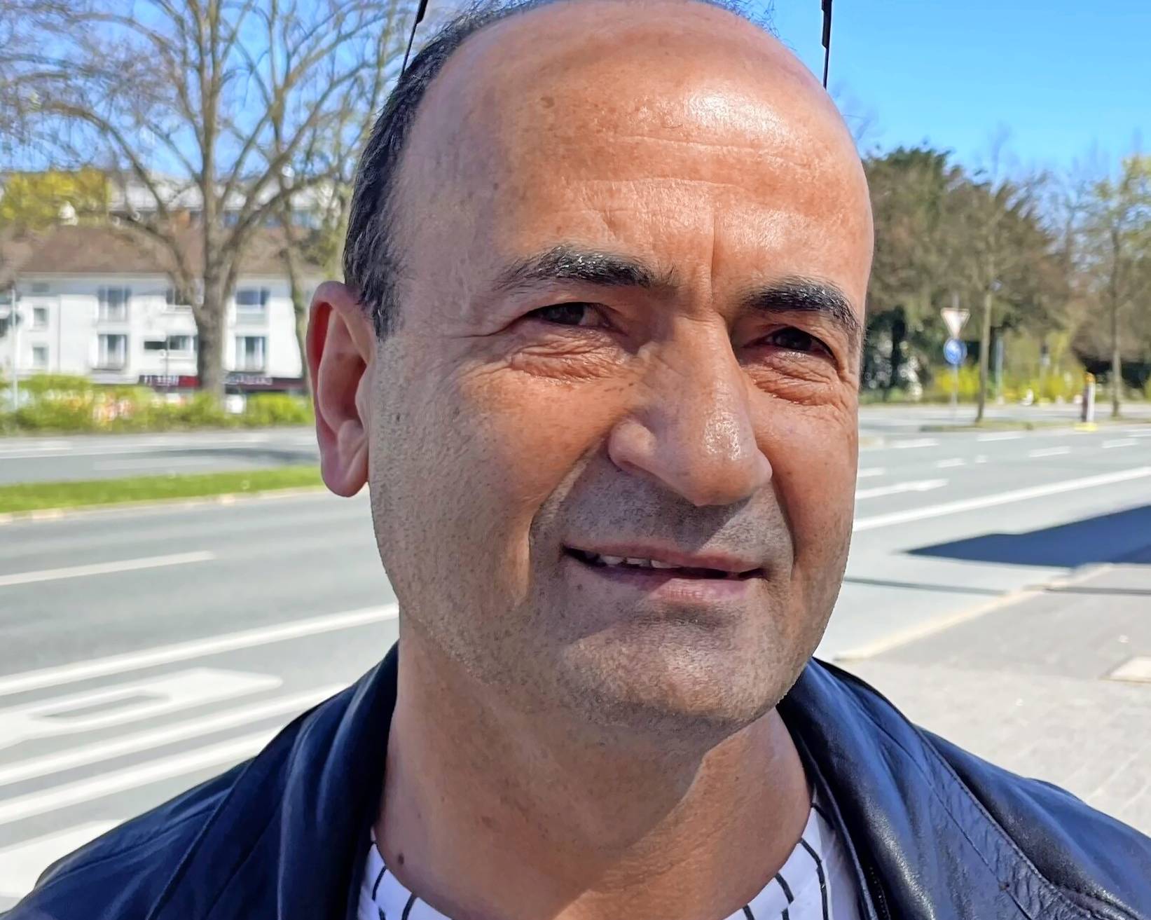 Berna Demir aus Wuppertal:  „Ich tanke nicht mehr wie früher, sondern viel weniger. Mein Auto benötigt Diesel. Wenn ich nicht unterwegs sein muss, fahre ich damit nicht mehr, dann bleibe ich zu Hause. Zum Einkaufen nehme ich das Auto immer noch. Da ich so wenig tanke, bin ich sehr häufig an der Tankstelle, um nachzufüllen. Ich habe immer die Hoffnung, dass es morgen billiger wird.“