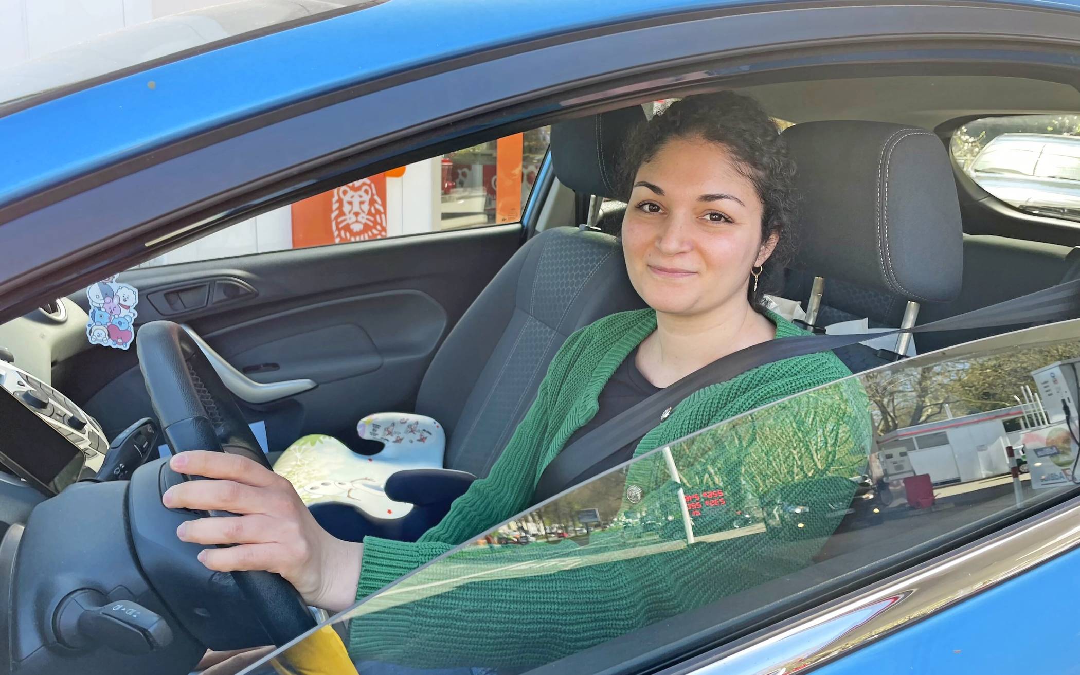   Gül Kart (34), Operationstechnische Assistentin aus Wuppertal:  „Die Anzeige im Auto hat mir mitgeteilt, dass ich nur noch zwei Kilometer fahren kann, deshalb musste ich jetzt tanken. So teuer war das Benzin noch nie, ich habe nur für 30 Euro nachgefüllt. Ich fahre nur noch, wenn ich muss. Mein Kind hole ich inzwischen zu Fuß von der Kita ab, doch zur Arbeit von Langerfeld ins Bethesda nach Elberfeld komme ich mit dem Auto. Ich überlege mir schon länger, ein E-Bike zu kaufen, doch die Preise sind in den vergangenen Wochen gleichzeitig mit den Spritkosten gestiegen. Mein Mann muss derzeit täglich ins Büro fahren und er tankt Diesel. Durch die Staus im Berufsverkehr, die wegen der ganzen Baustellen noch länger sind, wird es für ihn noch teurer.“  