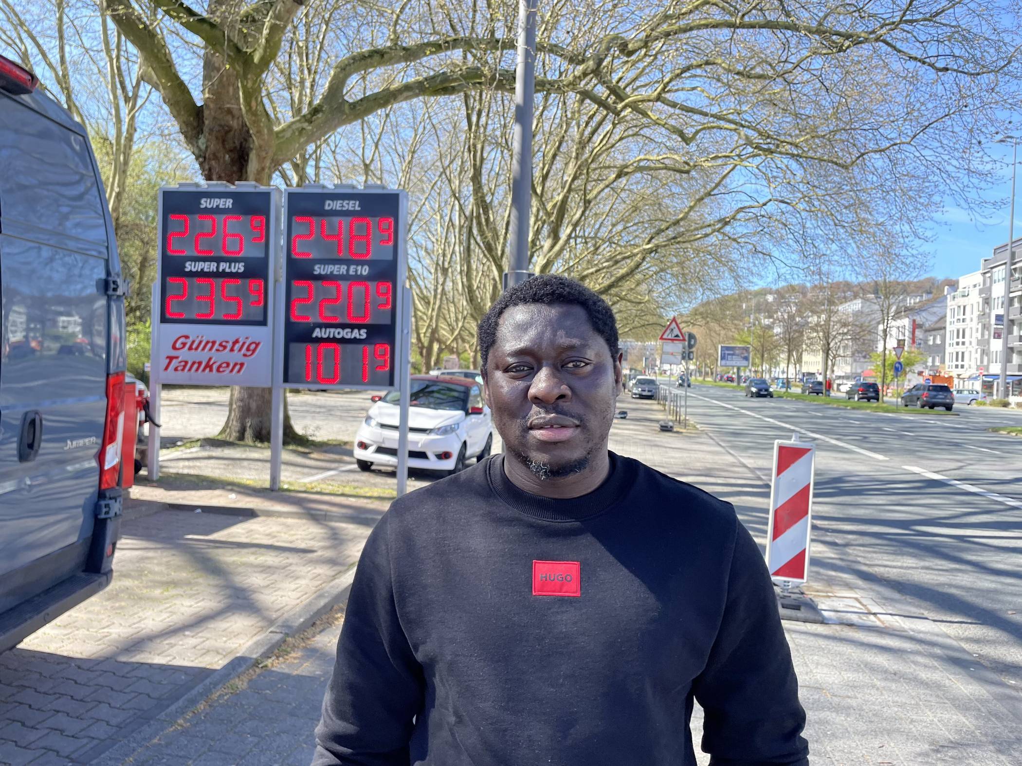 Max Gaye (42), Lackierer aus Wuppertal:  „Vor den Erhöhungen hat eine komplette Tankfüllung nie mehr als 95 Euro gekostet. Ich habe immer vollgetankt, inzwischen höre ich bei maximal 100 Euro einfach auf. Die Preise für das Benzin sind derzeit unglaublich, viel zu hoch. Wenn ich an einer Tankstelle vorbeifahre und sehe, dass der Preis gut ist, dann halte ich an und tanke etwas. Ich bin täglich hinterm Steuer, pendle nach Remscheid zur Arbeit und fahre am Wochenende meinen Sohn und meine Tochter zum Schwimmen.“