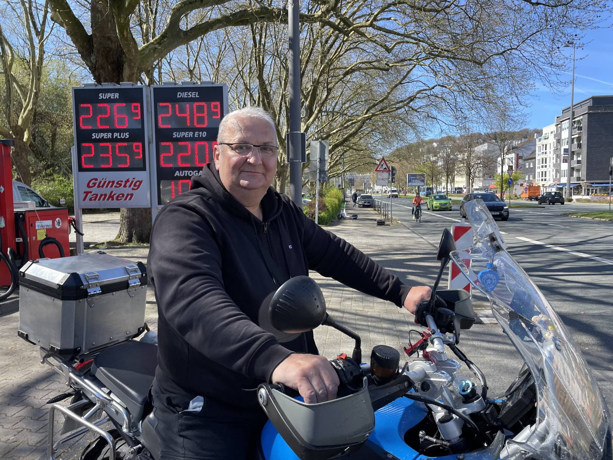   Adin Celahmet (58), Anlagenbediener aus Wuppertal:  „Das ist eine Katastrophe und eine Abzocke. In den Nachbarländern sind die Preise nicht so sehr gestiegen. Die 12-Uhr-Regel bringt gar nichts, so ein Blödsinn von der Regierung. Mein Motorrad, eine BMW GS 1200er Adventure, tanke ich allerdings noch voll, es kostet derzeit mehr als 50 Euro, davor waren es nur um die 37 Euro. Früher bin ich mit meinem Auto überall hingefahren, inzwischen geht‘s damit nur noch zur Arbeit nach Ronsdorf. Ich tanke derzeit nur bis 50 Euro. Doch wenn es das Wetter hergibt, fahre ich natürlich mit dem Motorrad. Da habe ich meinen Spaß und der Verbrauch ist auch selbstverständlich viel niedriger.“ 