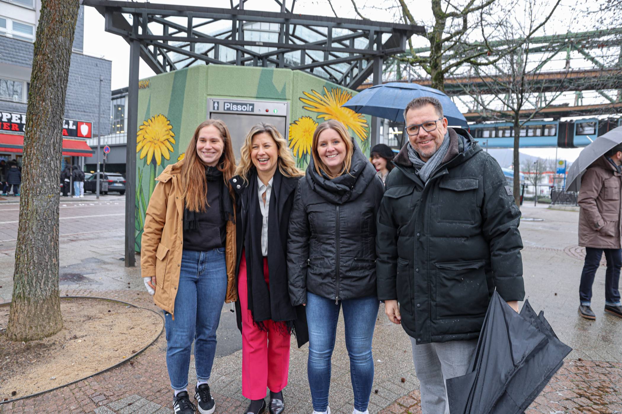   Bei der Eröffnung der sanierten Toilette auf dem Berliner Platz noch freudestrahlend (von li.): Projektmanagerin Jana Verhülsdonk, Gebäudemanagement-Leiterin Mirja Montag, Oberbürgermeisterin Miriam Scherff und Dezernent Gunnar Ohrndorf.  