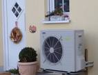 Wärmepumpe vor einem Haus.