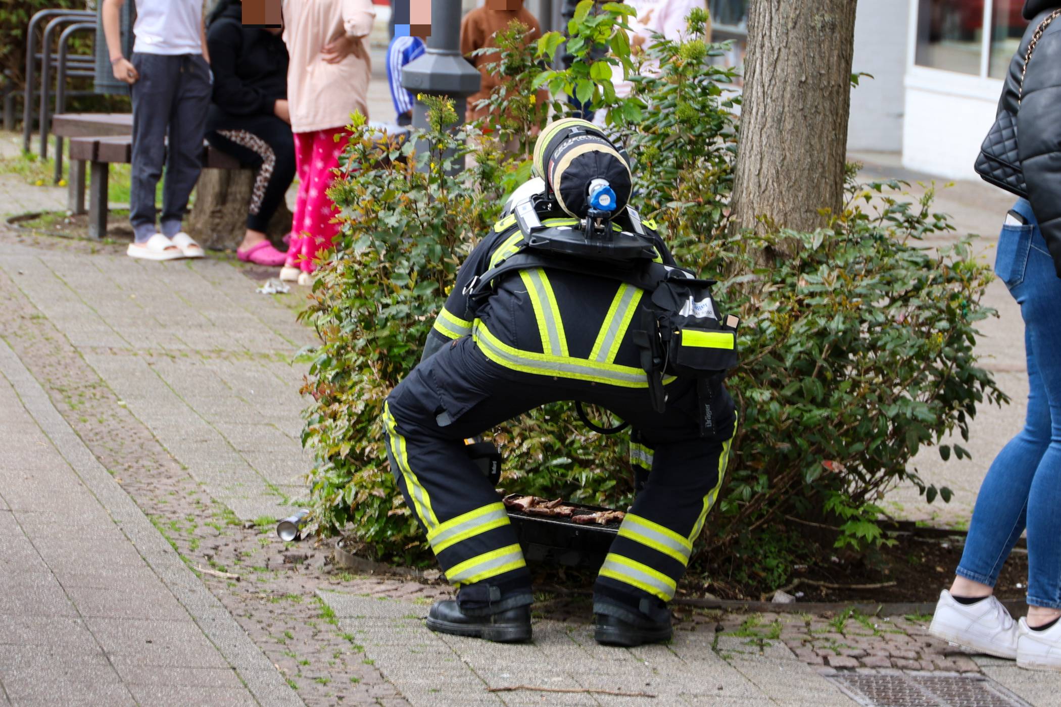  Der Grill wurde ins Freie gebracht. 