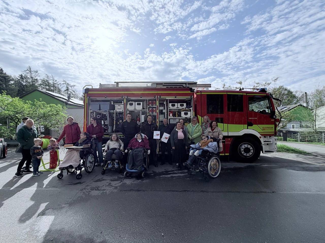  Das Gruppenbild vor dem Feuerwehrwagen. 