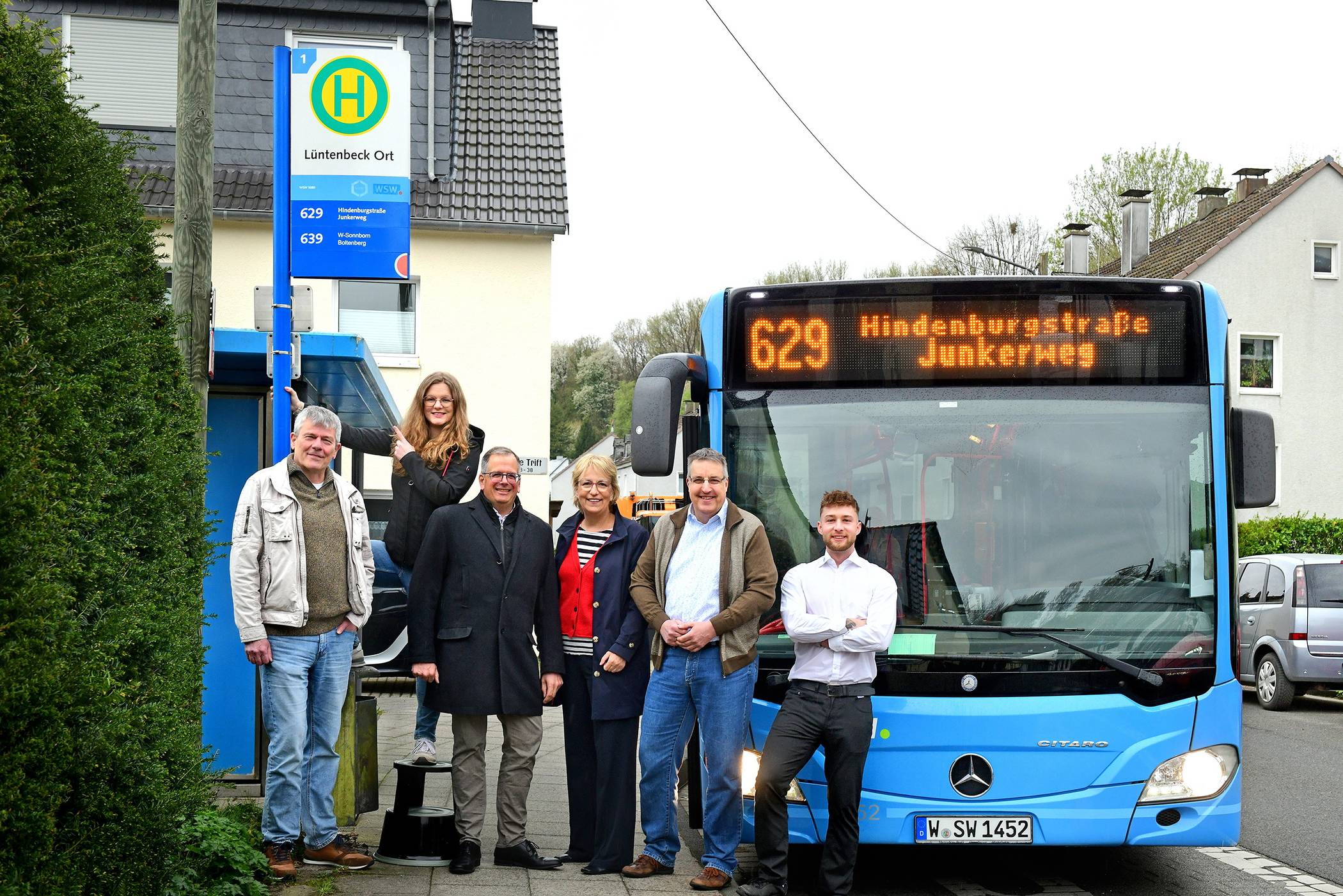 Freuen sich über die Wiedereinführung der Buslinien 629 und 639 (von li.): Andreas Schäfer (Bezirksbürgermeister Vohwinkel), Julia Schnäbelin (Bezirksbürgermeisterin Elberfeld-West), Ralph Birkenstock (Leitung Nahverkehrsmanagement), Sabine Schnake (Geschäftsführerin WSW mobil), Ludwig Froning (Leitung Produktmanagement) und Busfahrer Patrick Witte.