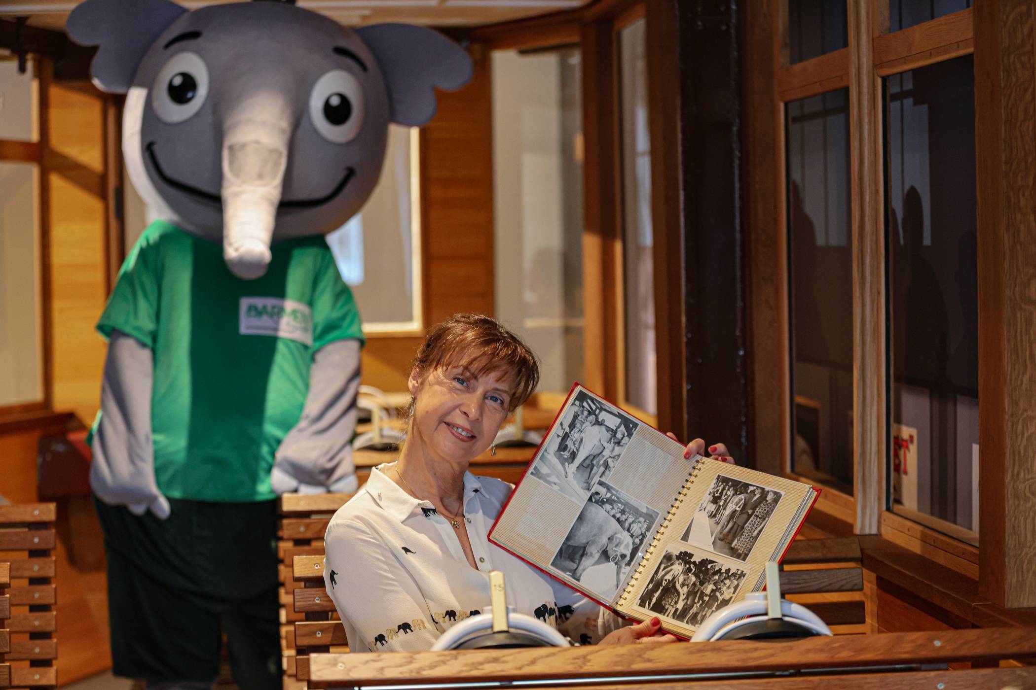 Gina Althoff, die Enkelin des damaligen Zirkusdirektor Frank Althoff, beim Besuch des Schwebodroms mit Tuffi.