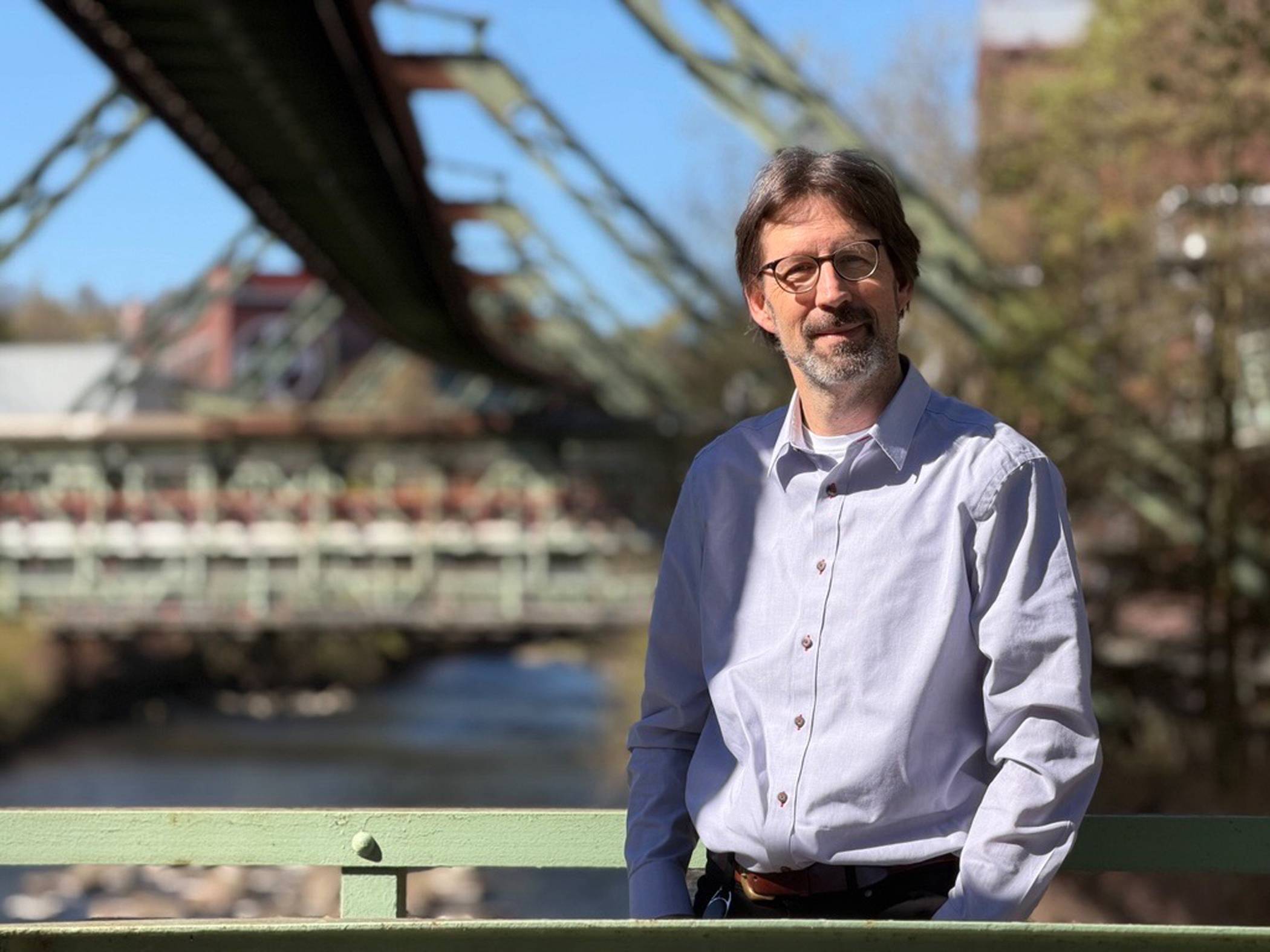  Andreas Marjoram am Bayer-Werk in Elberfeld. 