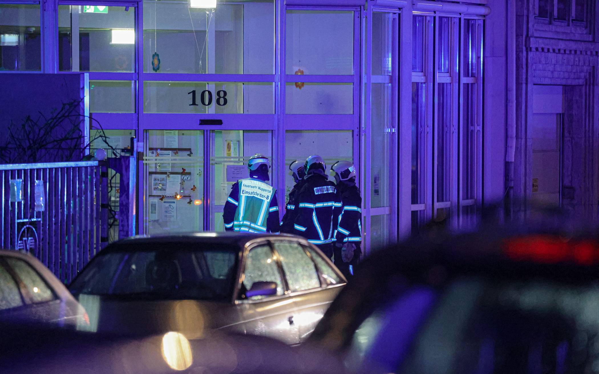 Die Feuerwehr inspizierte das Gebäude.