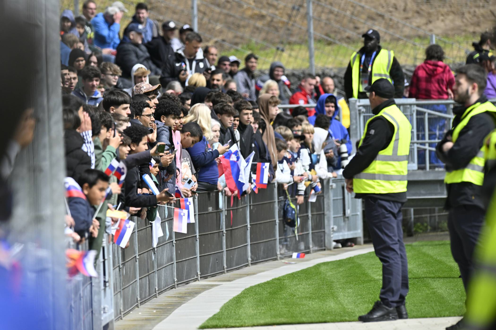 Das Stadion am Zoo diente den Slowenen während der Fußball-EM 2026 als Trainingsstätte – und viele vor allem jugendliche Fans schauten zu.