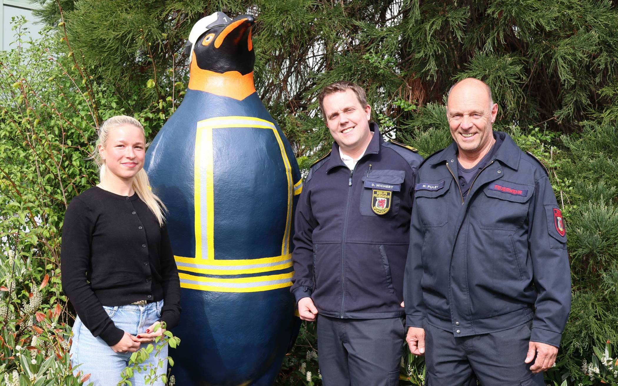 Von li.: Charlotte Heim, Dennis Wichert (Abteilungsleiter technische Dienste) und Marco Puley, von dessen Initiative die Aktion ausgegangen ist.