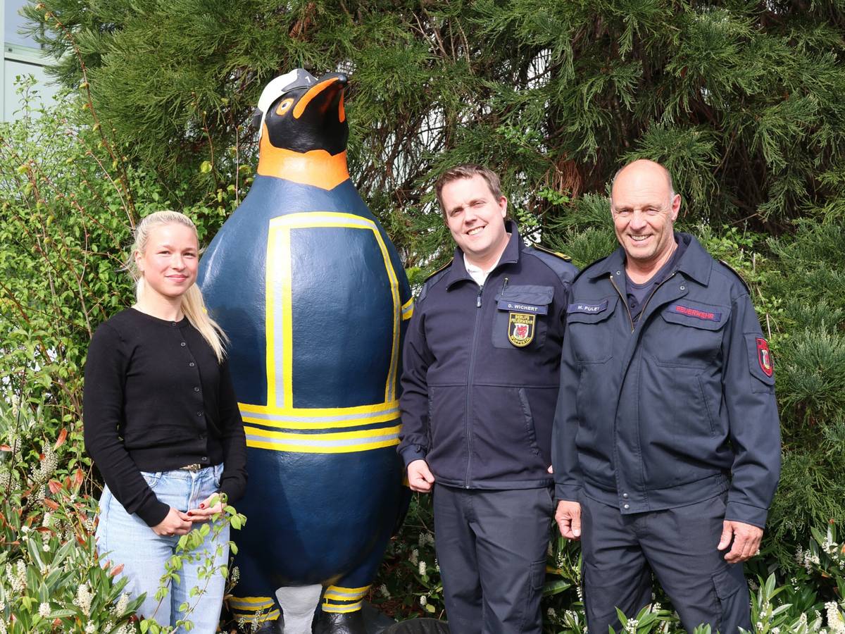 Ein Pinguin vor der Hauptfeuer- und Rettungswache