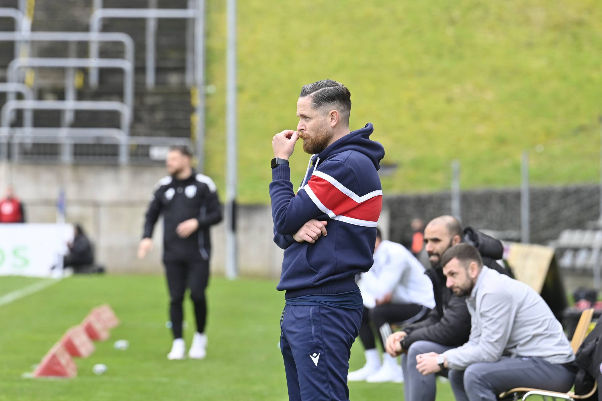  WSV-Trainer Mike Wunderlich. Rechts die Co-Trainer Adli Lachheb und Kevin Rodrigues-Pires (vorne). 