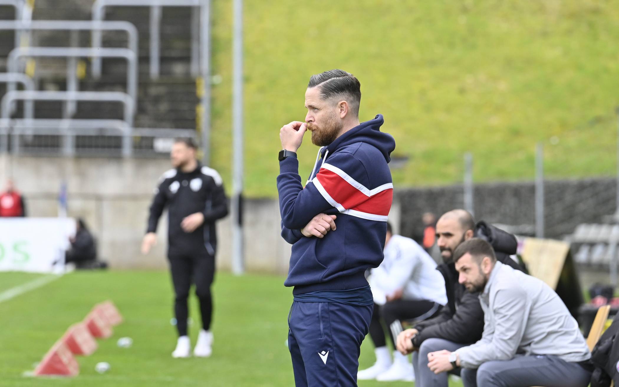 WSV-Trainer Mike Wunderlich. Rechts die Co-Trainer