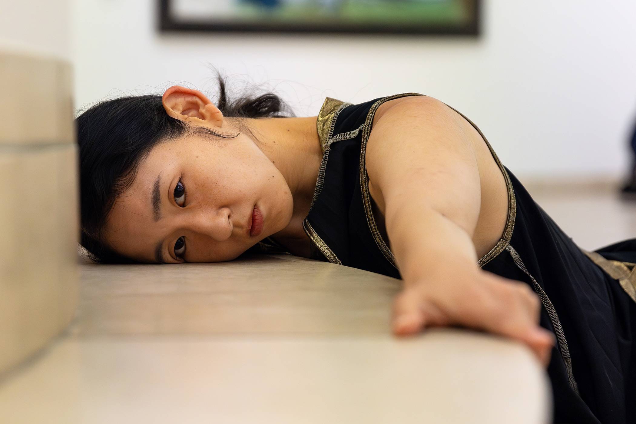  Die Performerin, Tänzerin und Choreografin Narumi Saso „erkundet“ den neuen Platz am Kolk tänzerisch. 