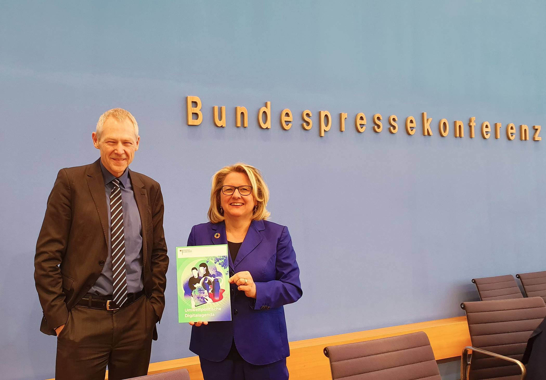  Prof. Dr.-Ing. Manfred Fischedick (Wuppertal Institut) im Jahr 2020 mit der damaligen Bundesumweltministerin Svenja Schulze. 