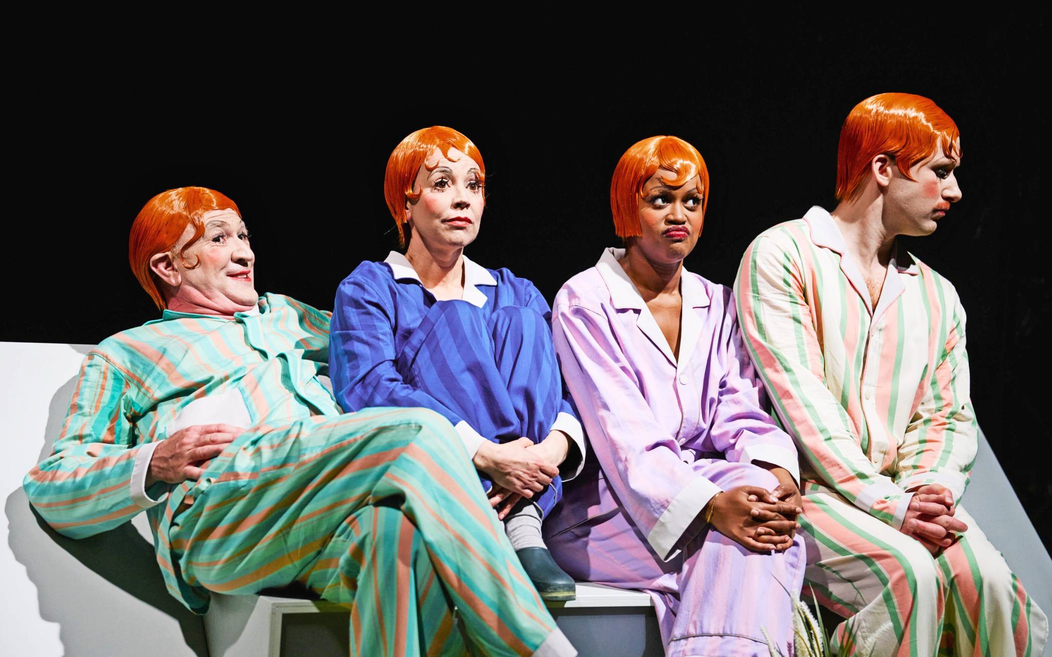 Ein bisschen seltsam sehen sie schon aus. Passen damit aber gut zu „Home Sweet Home“: Stefan Walz, Silvia Munzón López, Celine Hambach und Konstantin Rickert (von links).  