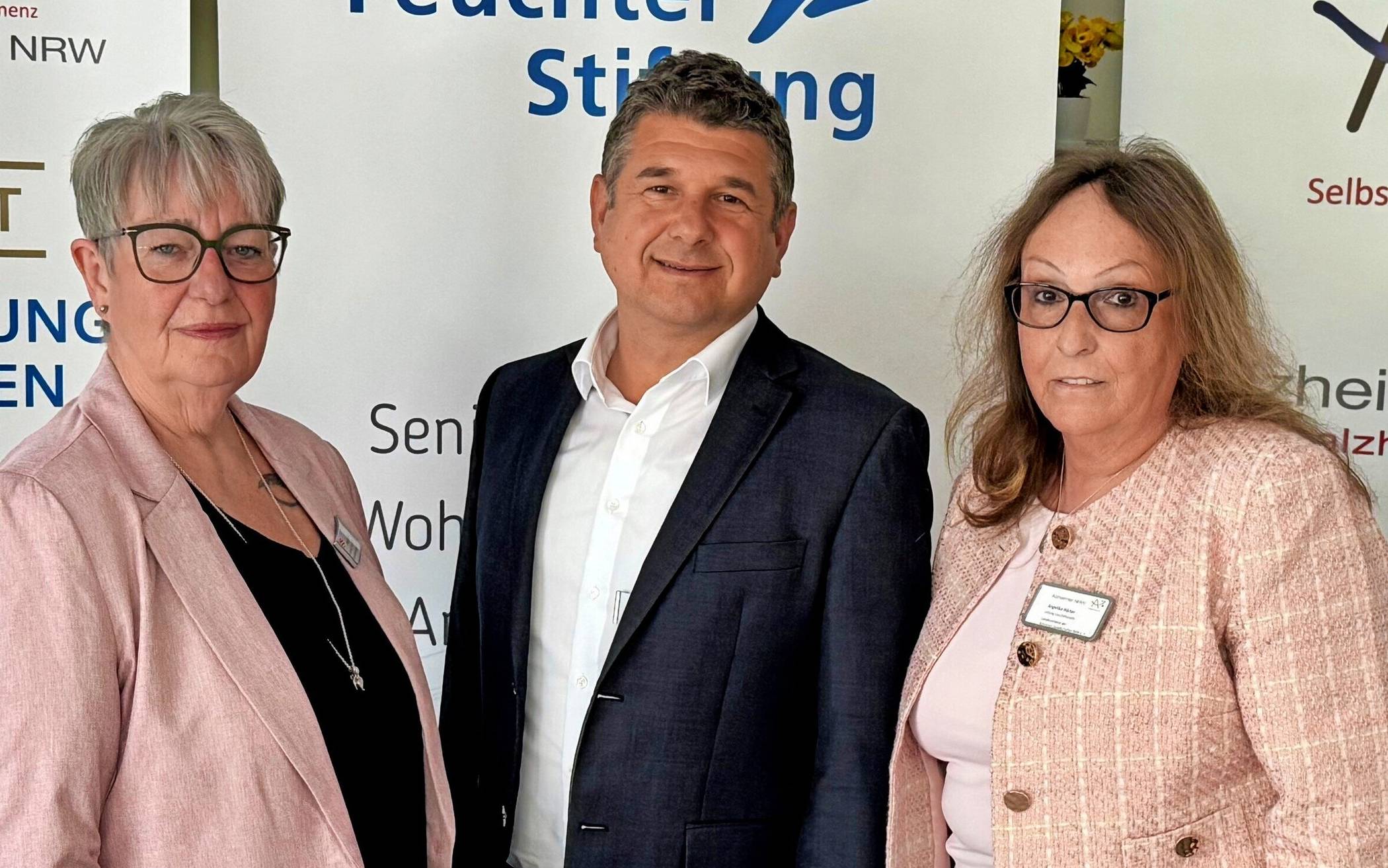 Von links: Quartierskoordinatorin Birgit Ueßler, Nicolas Starck (Geschäftsführer der Dr. Heinrich Feuchter-Stiftung) und Angelika Hörter, die Geschäftsstellenleiterin des Landesverbandes der Alzheimer Gesellschaften NRW. 