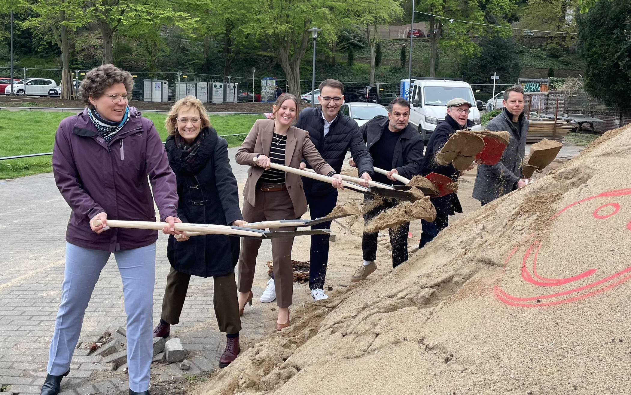 Beim Spatenstich (von li.): Umweltdezernentin Katrin Linthorst, Grünflächen-Ressortleiterin Annette Berendes, Oberbürgermeisterin Miriam Scherff, Bezirksbürgermeister Soufian Goudi, Projektplaner Oshtoud Daghighian, Bauleiter Thomas Deitermann sowie Freiraumplanung-Abteilungsleiter Alexander Richter haben die Bauarbeiten offiziell eingeläutet.