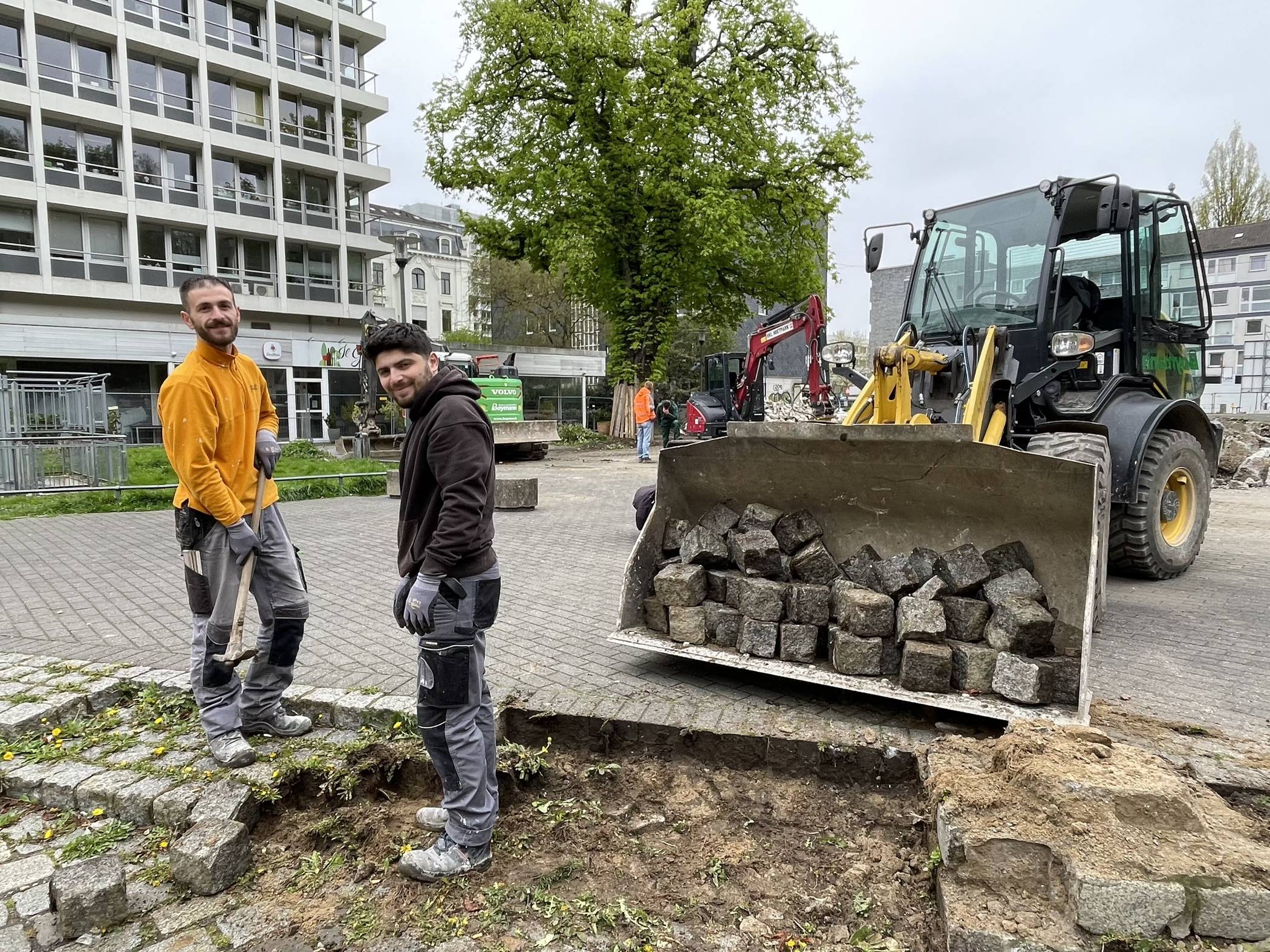 „Pflastersteine sind nicht schwer“, so die Bauarbeiter Mehmeti Fisnik (li.) und Rinor Haxhiu von der Firma Boymann.
