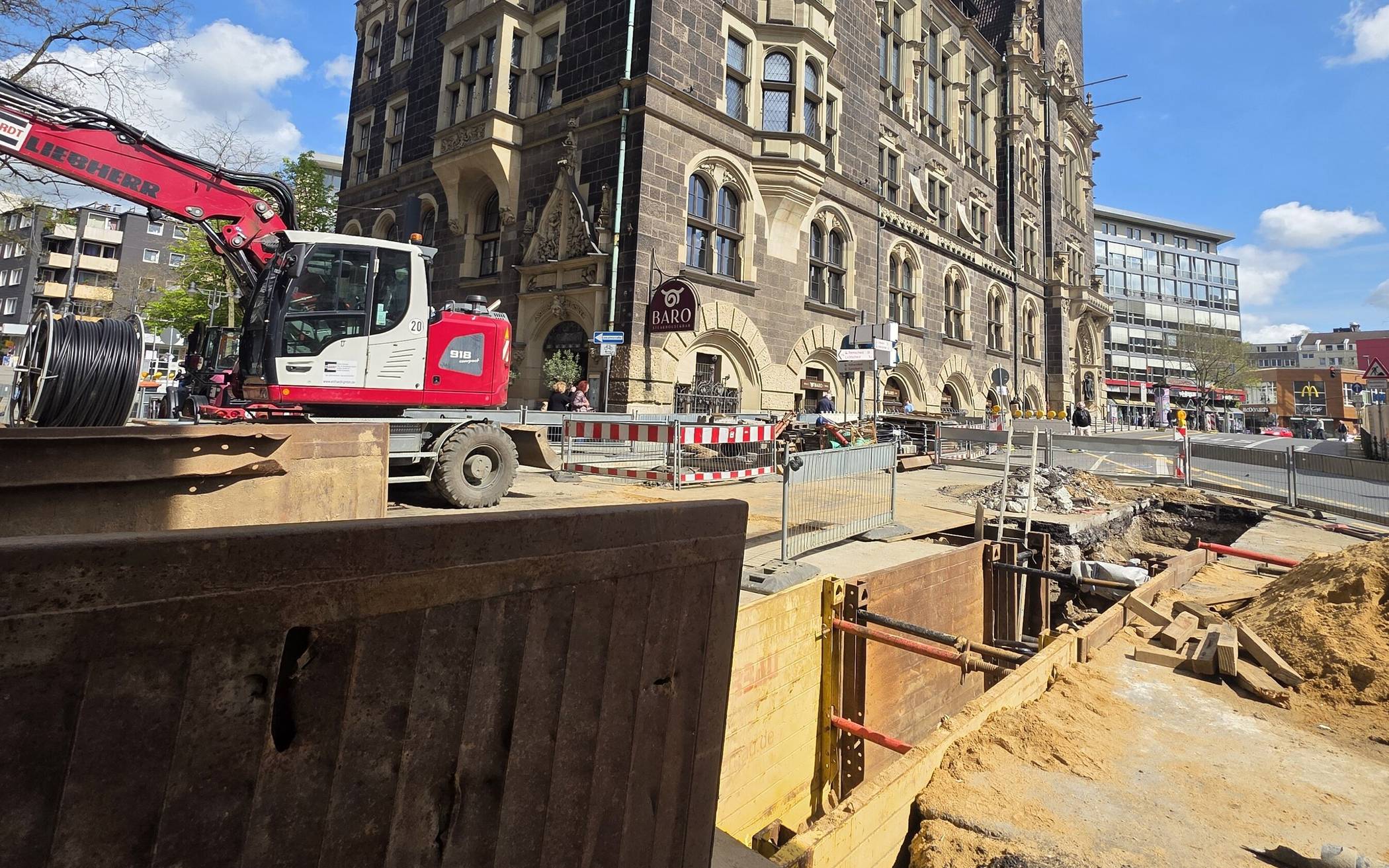 Die aktuelle Baustelle auf dem Neumarkt lässt tief blicken.      
