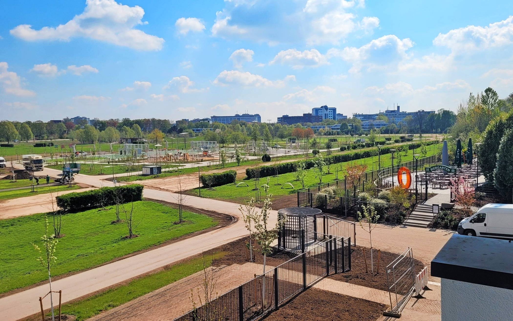 Das Neusser LAGA-Gelände von der Tribüne der ehemaligen Galopprennbahn aus. Im Hintergrund sind die Büro-Gebäude im Hammfeld-Viertel zu sehen, das nach der LAGA zu einem gemischt genutzten Stadtteil mit 1.500 neuen Wohnungen entwickelt werden soll - samt direkter Anbindung an das neue Parkgelände.